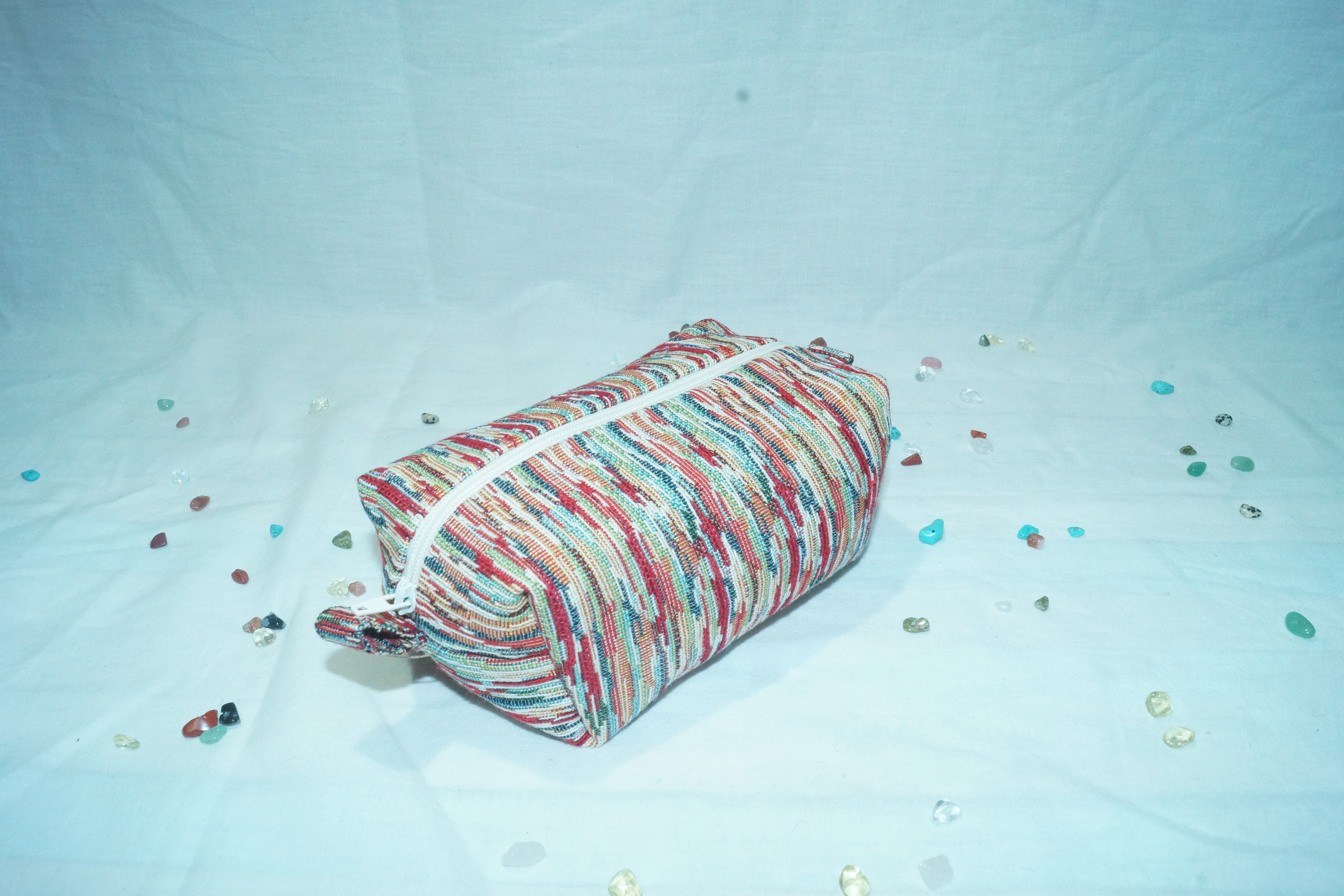 Trousse écrue et multicolore