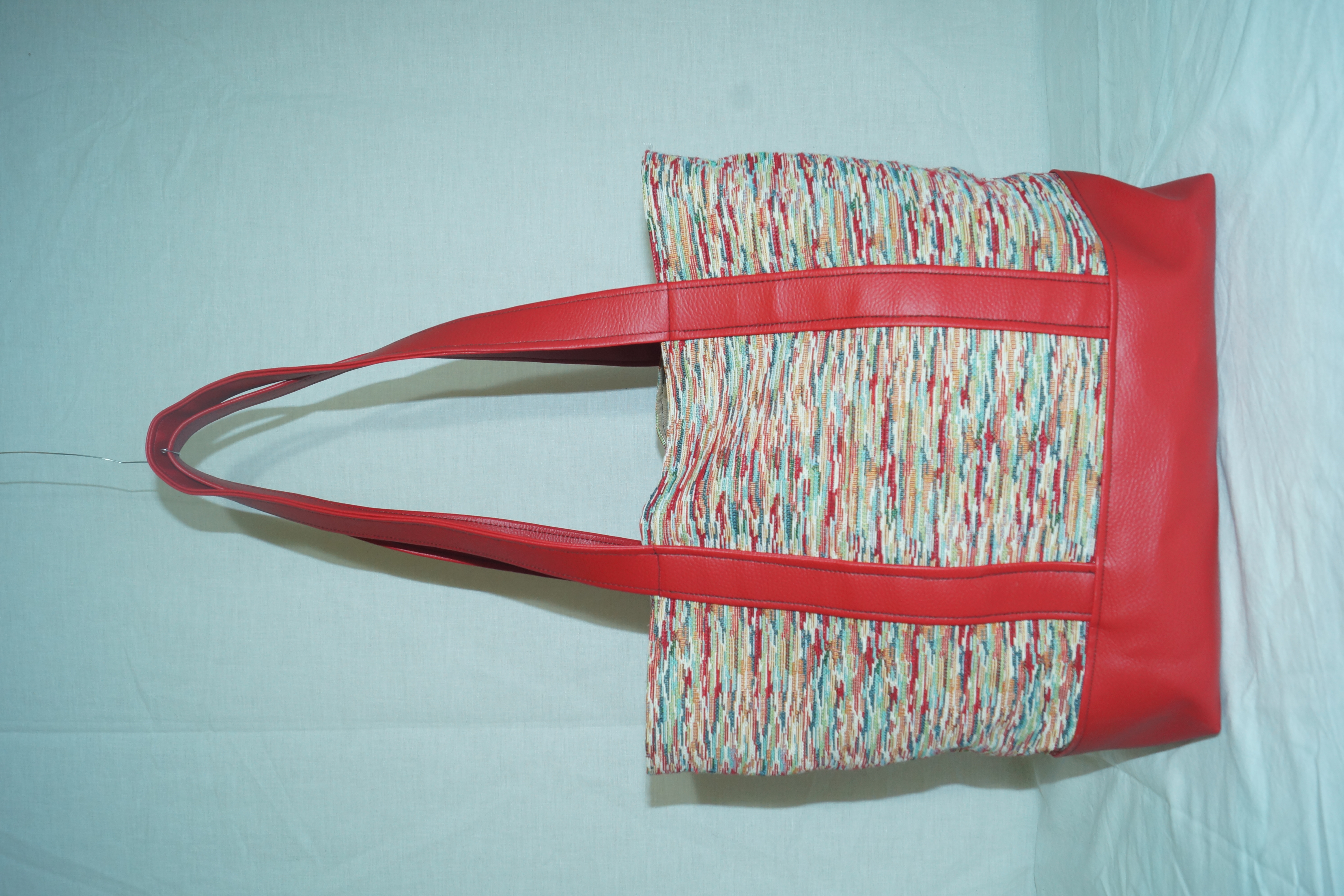 Sac à main rouge et crème