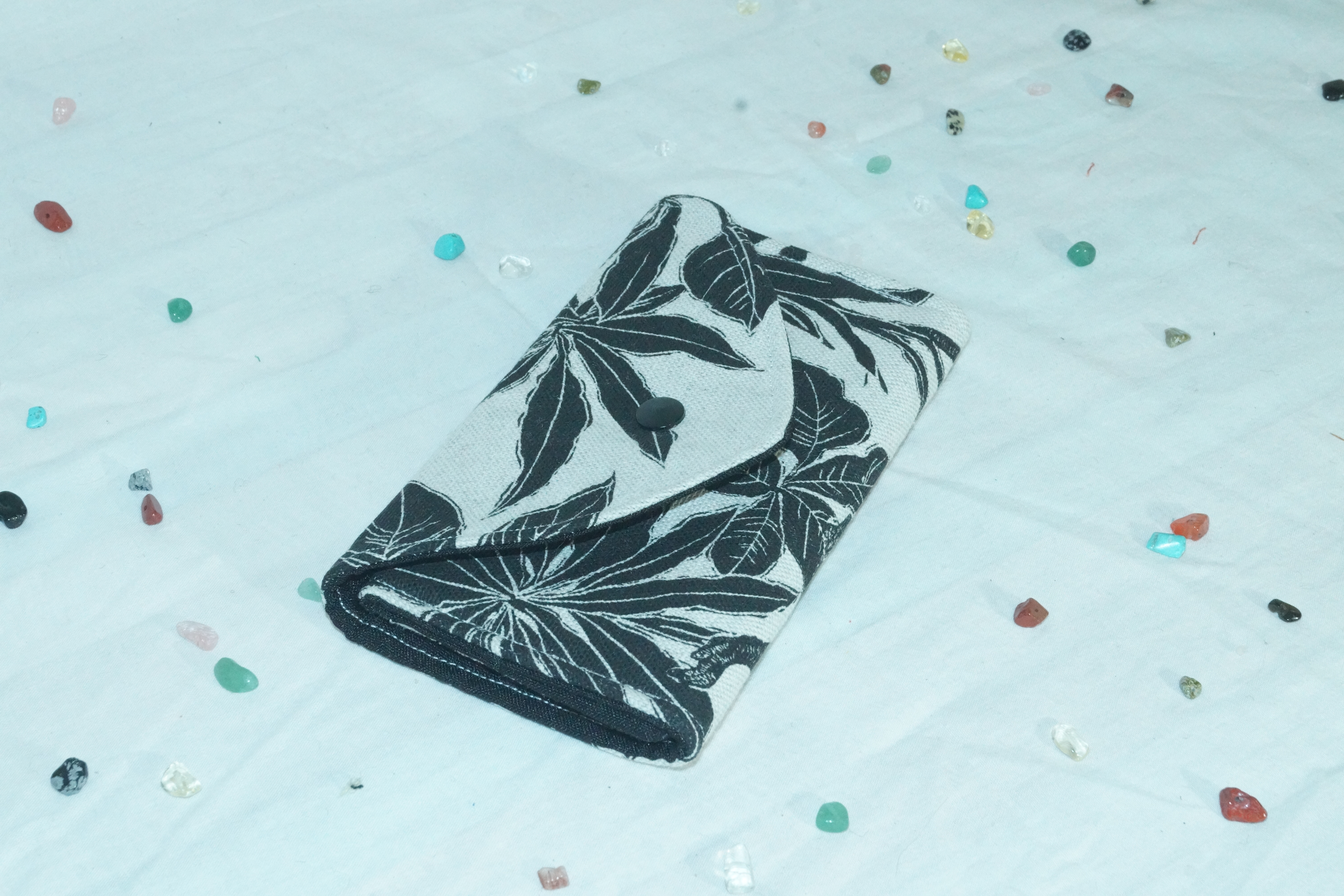 Blague à tabac fougères et singe