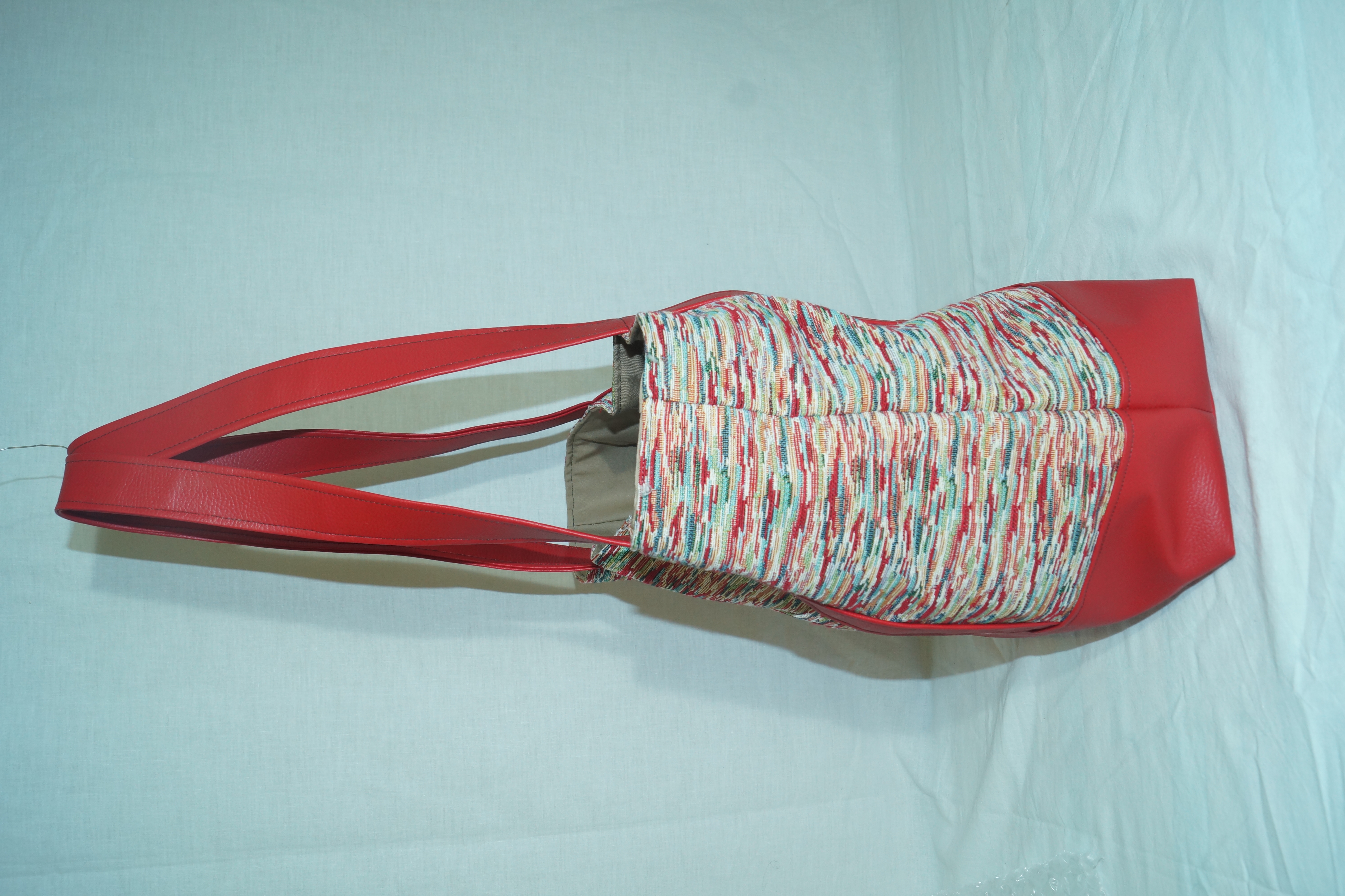 Sac à main rouge et crème