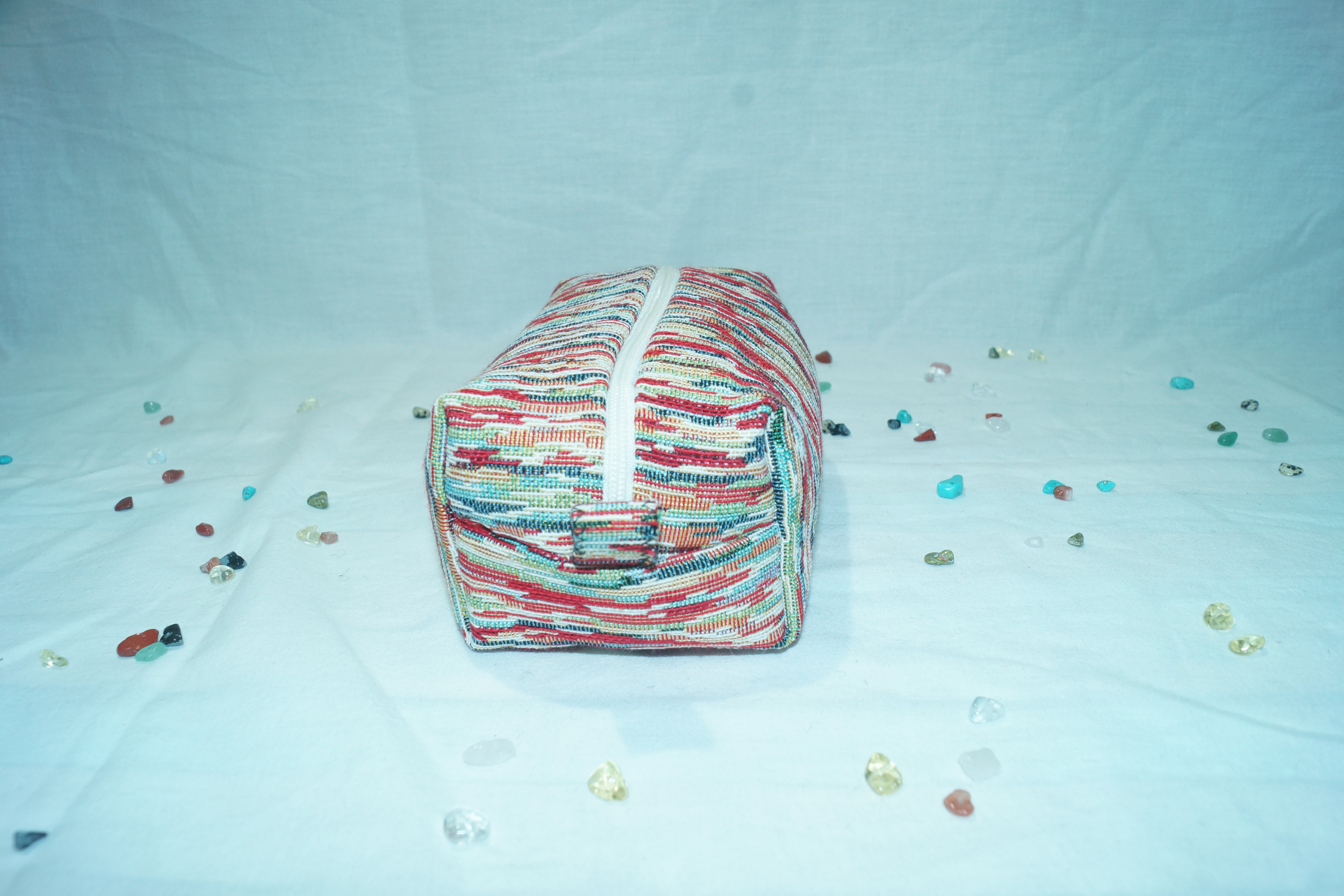 Trousse écrue et multicolore