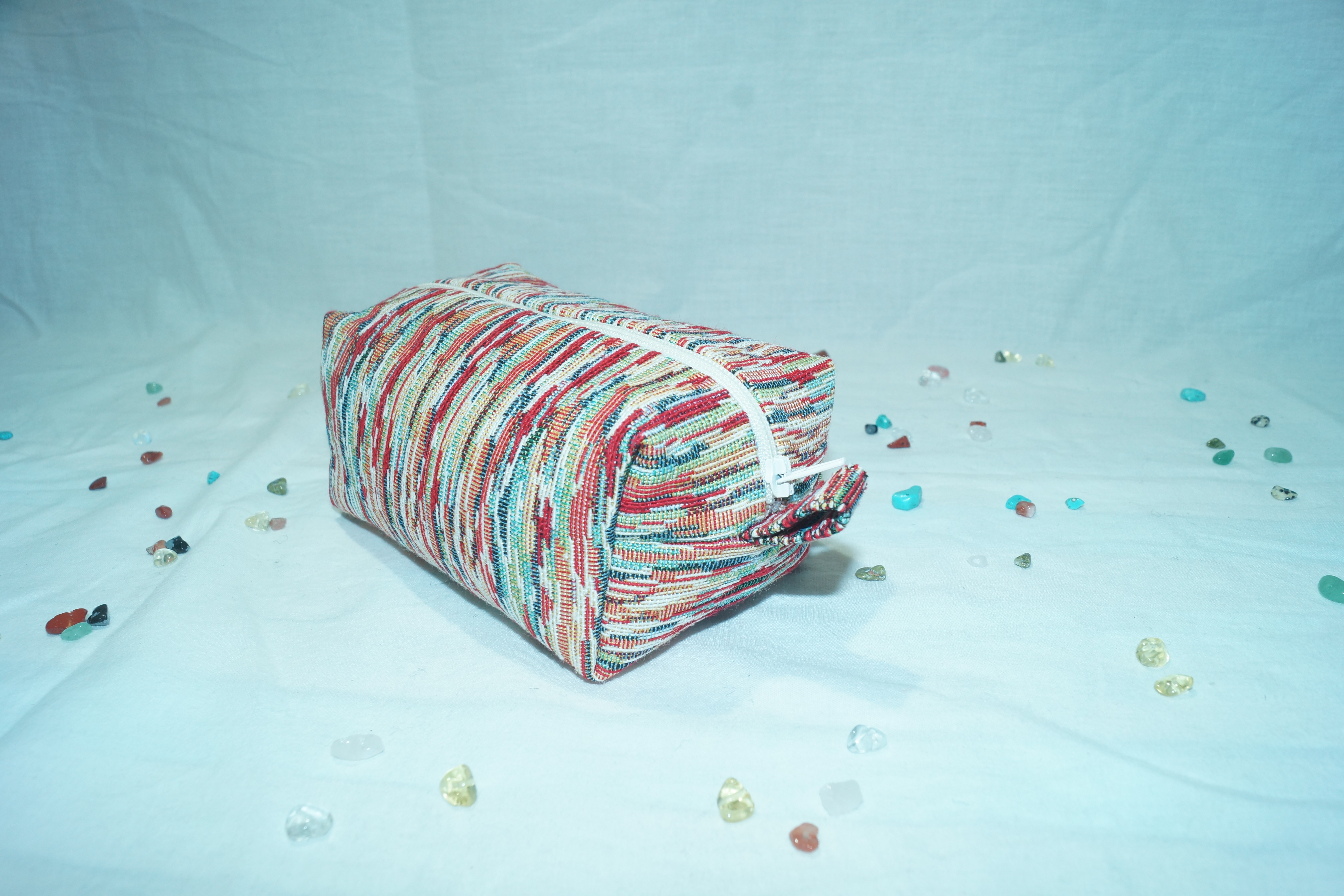 Trousse écrue et multicolore