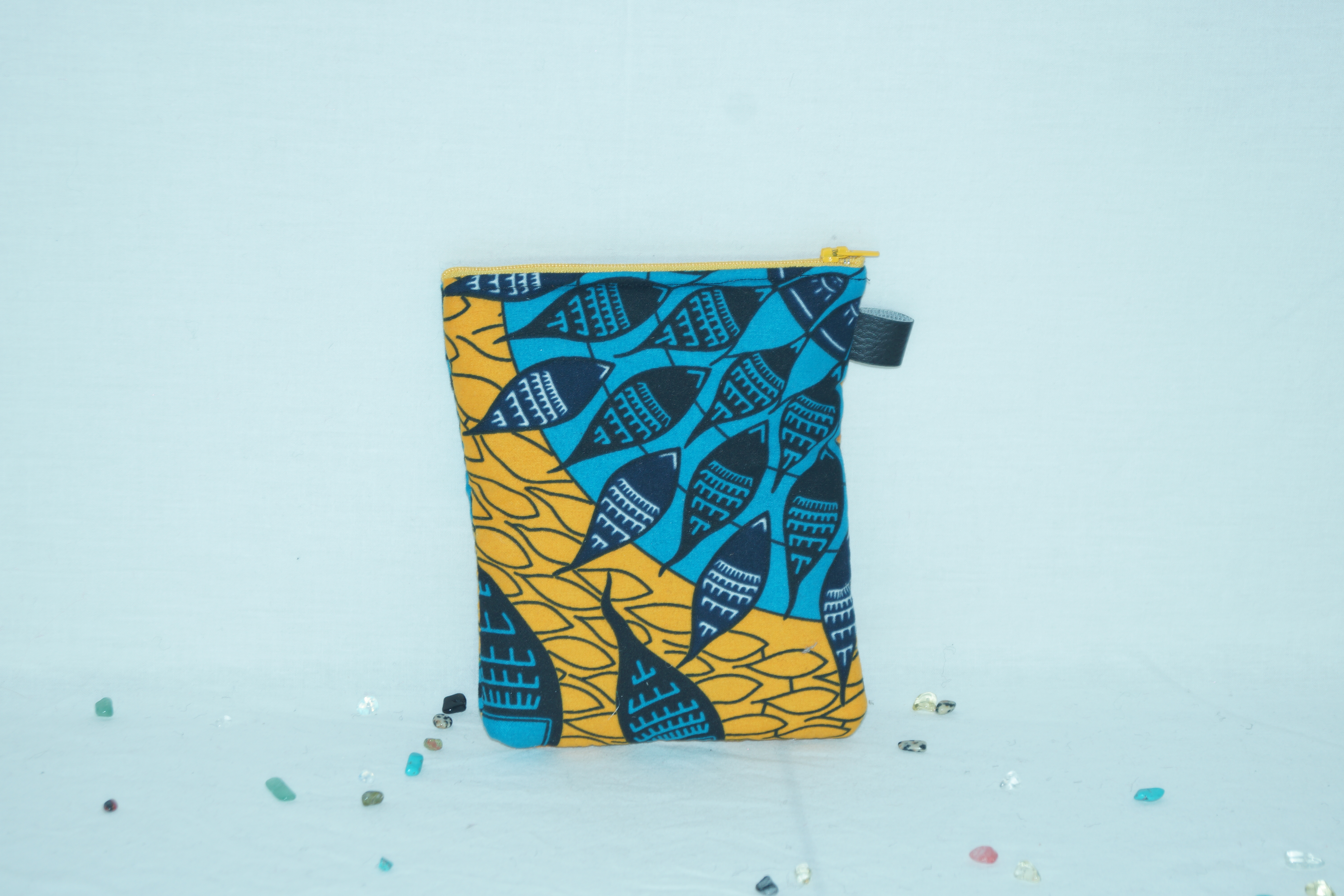 Pochette en tissu bleu et jaune