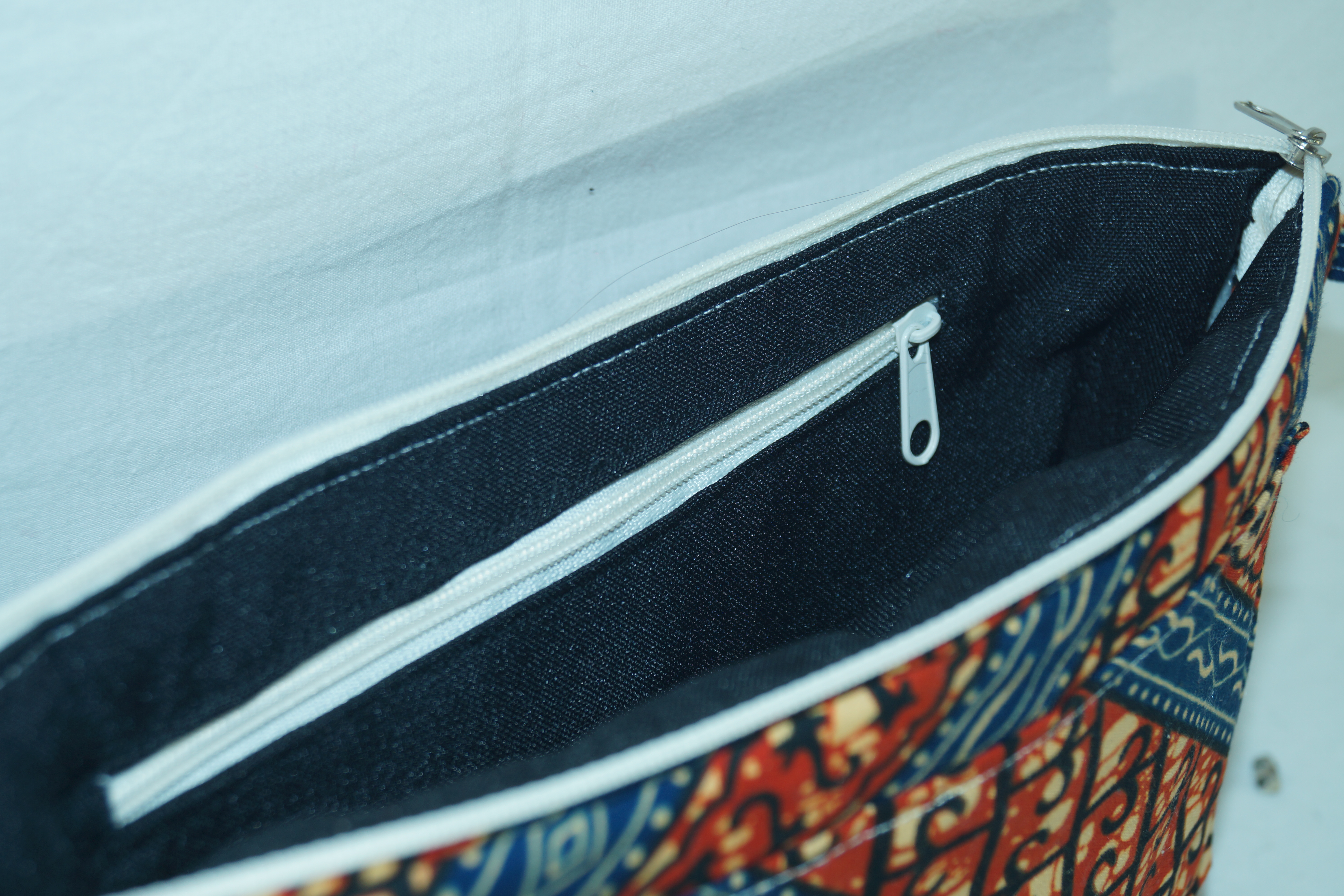 Trousse de toilette bleue et rouge