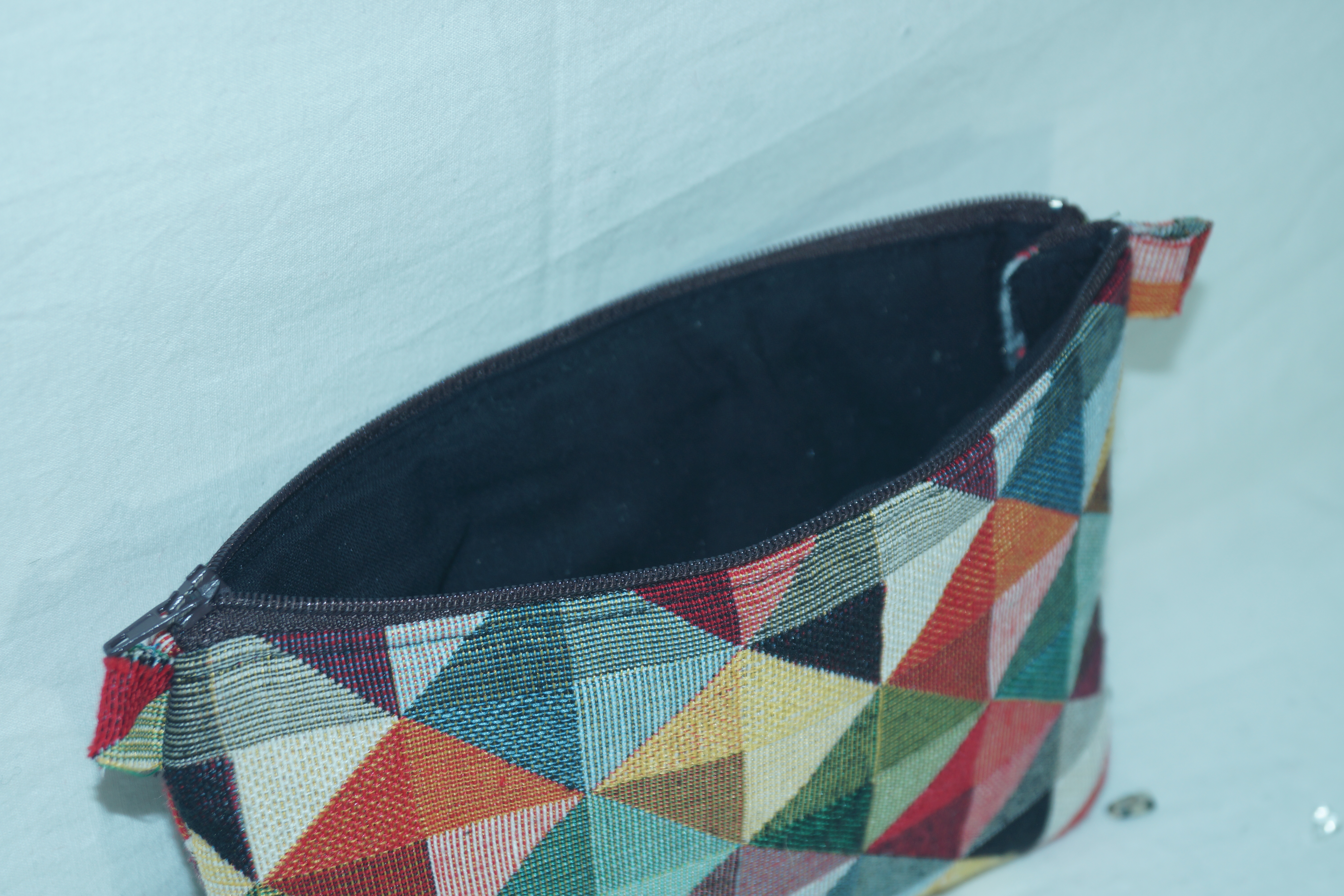 Pochette à motifs géométriques