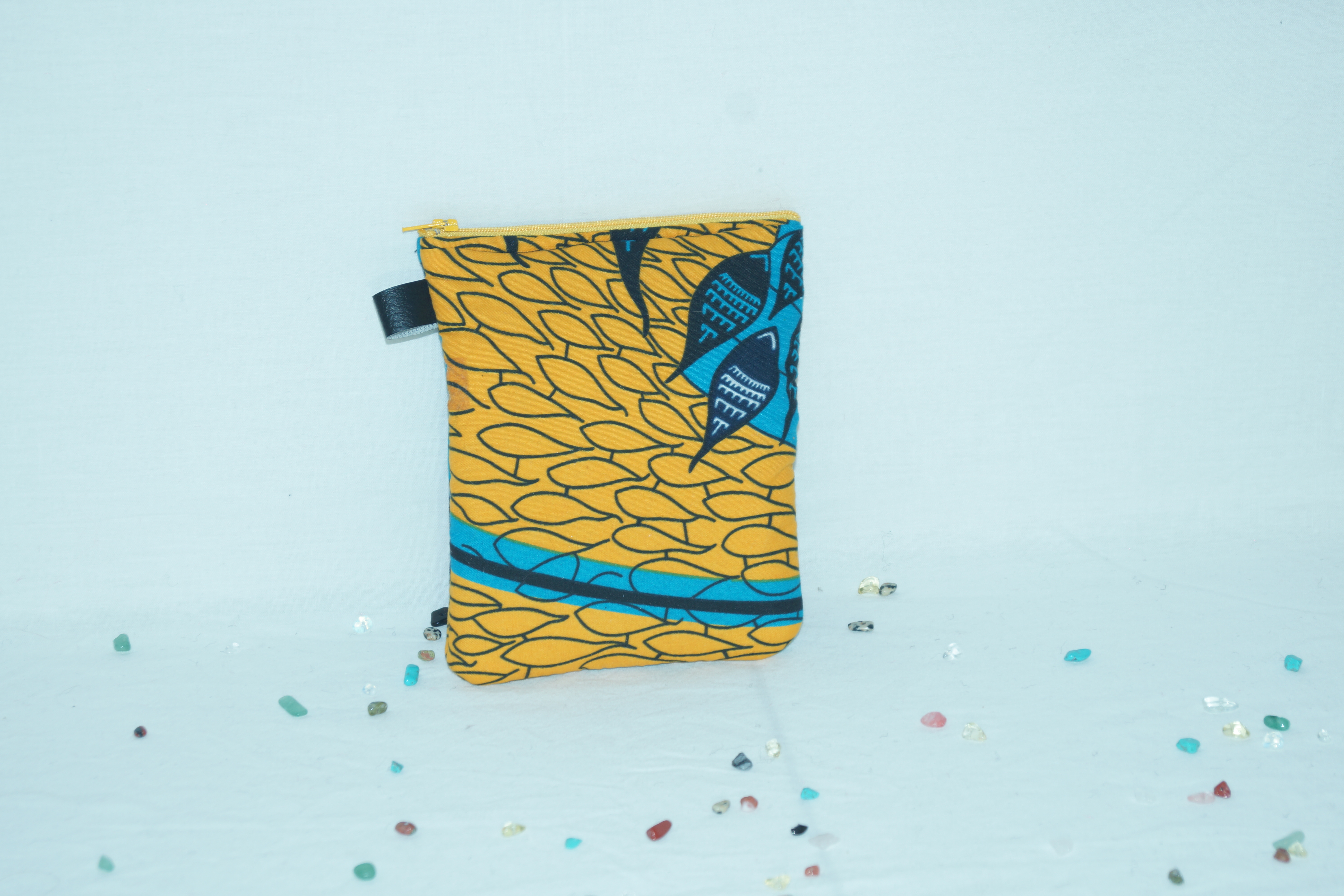 Pochette en tissu bleu et jaune