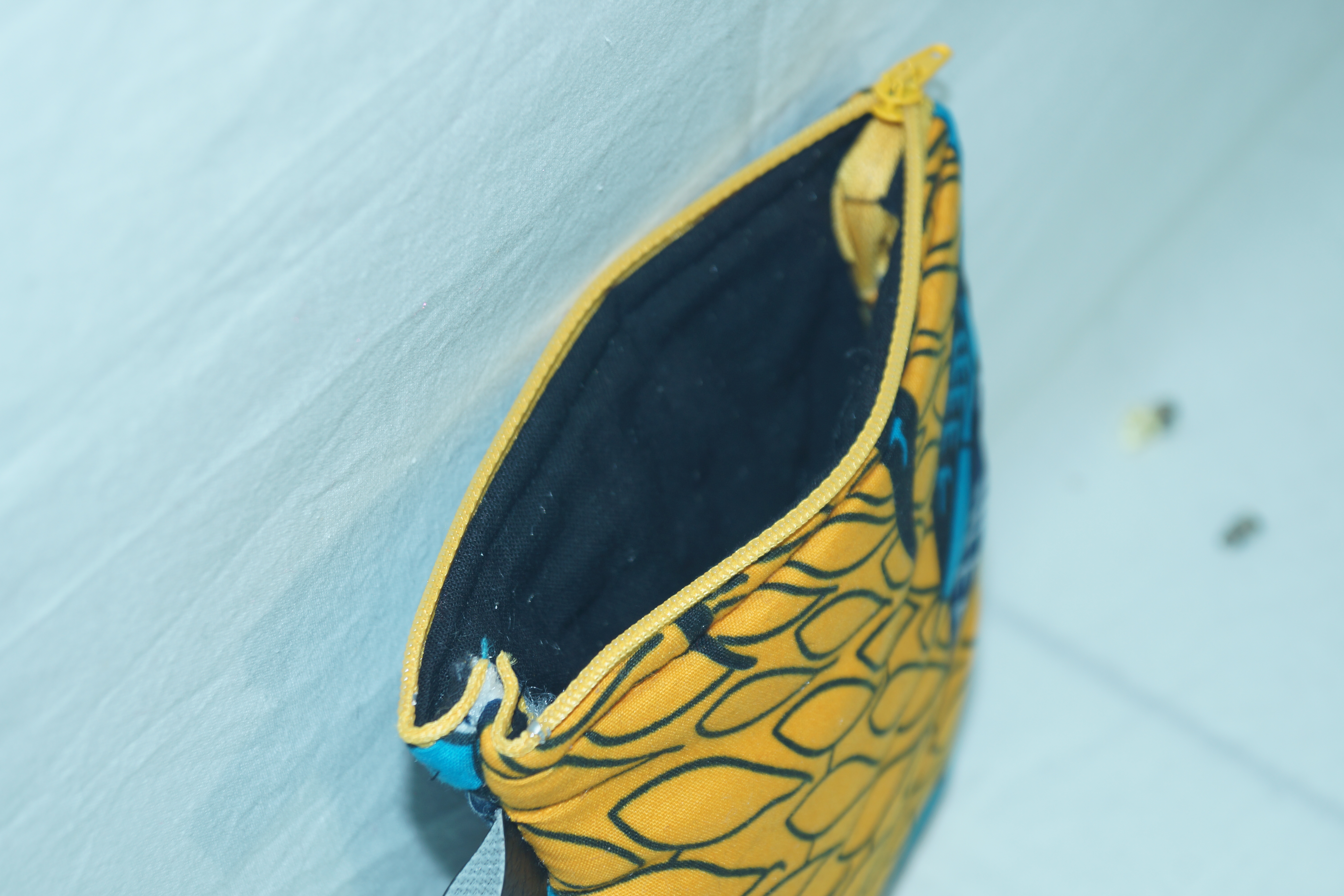 Pochette en tissu bleu et jaune