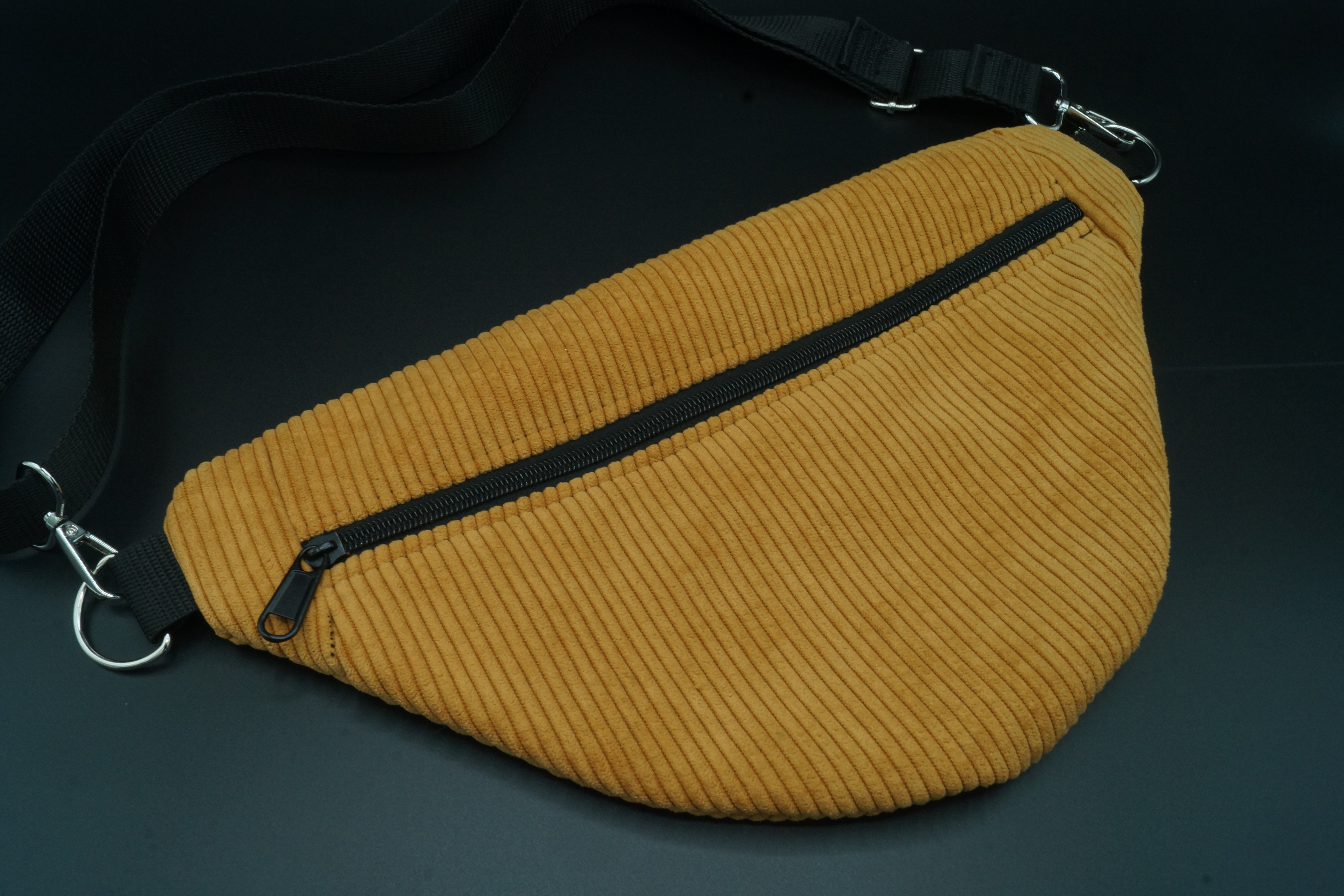 Banane en velours côtelé ocre