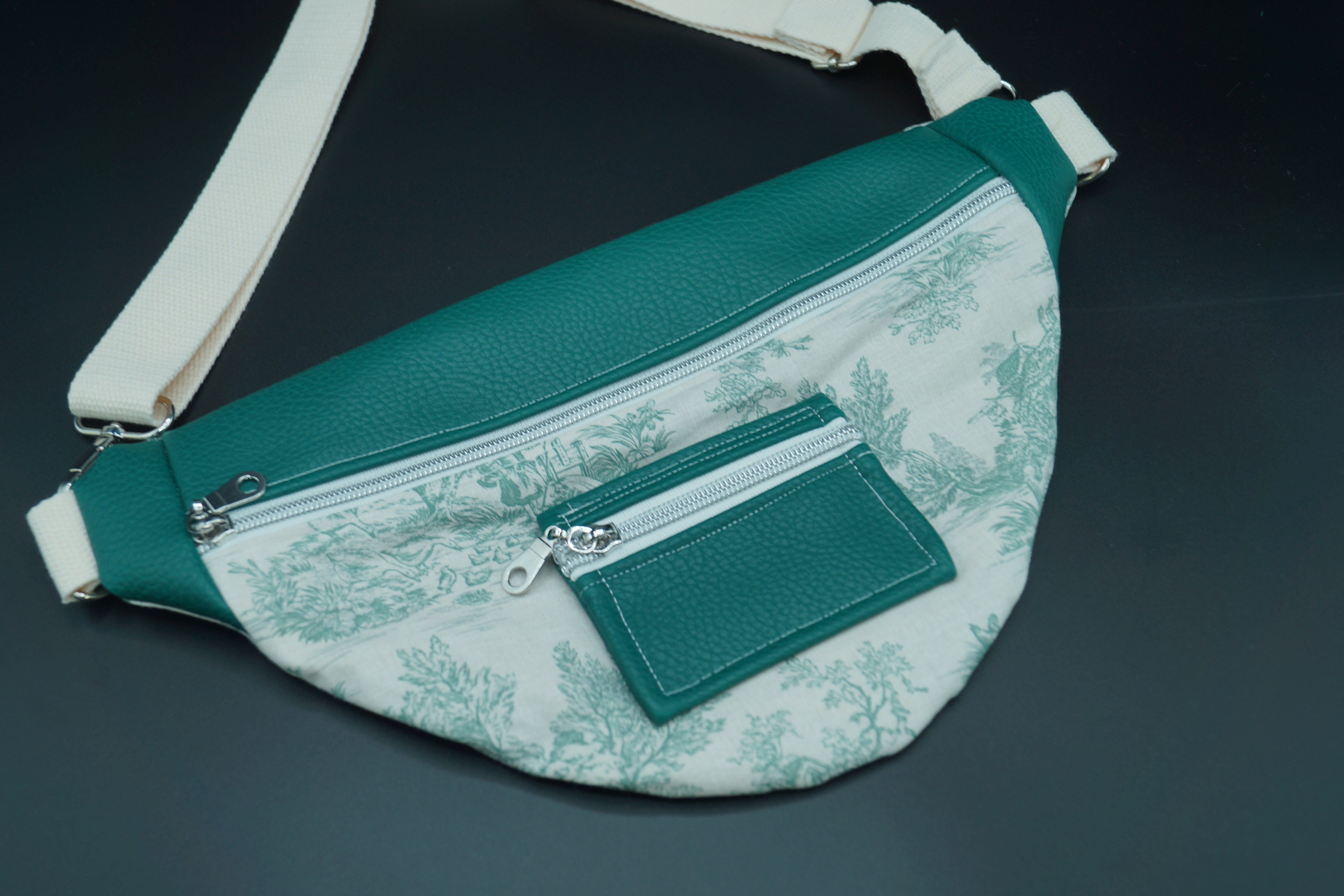 Banane en toile de Jouy et skaï