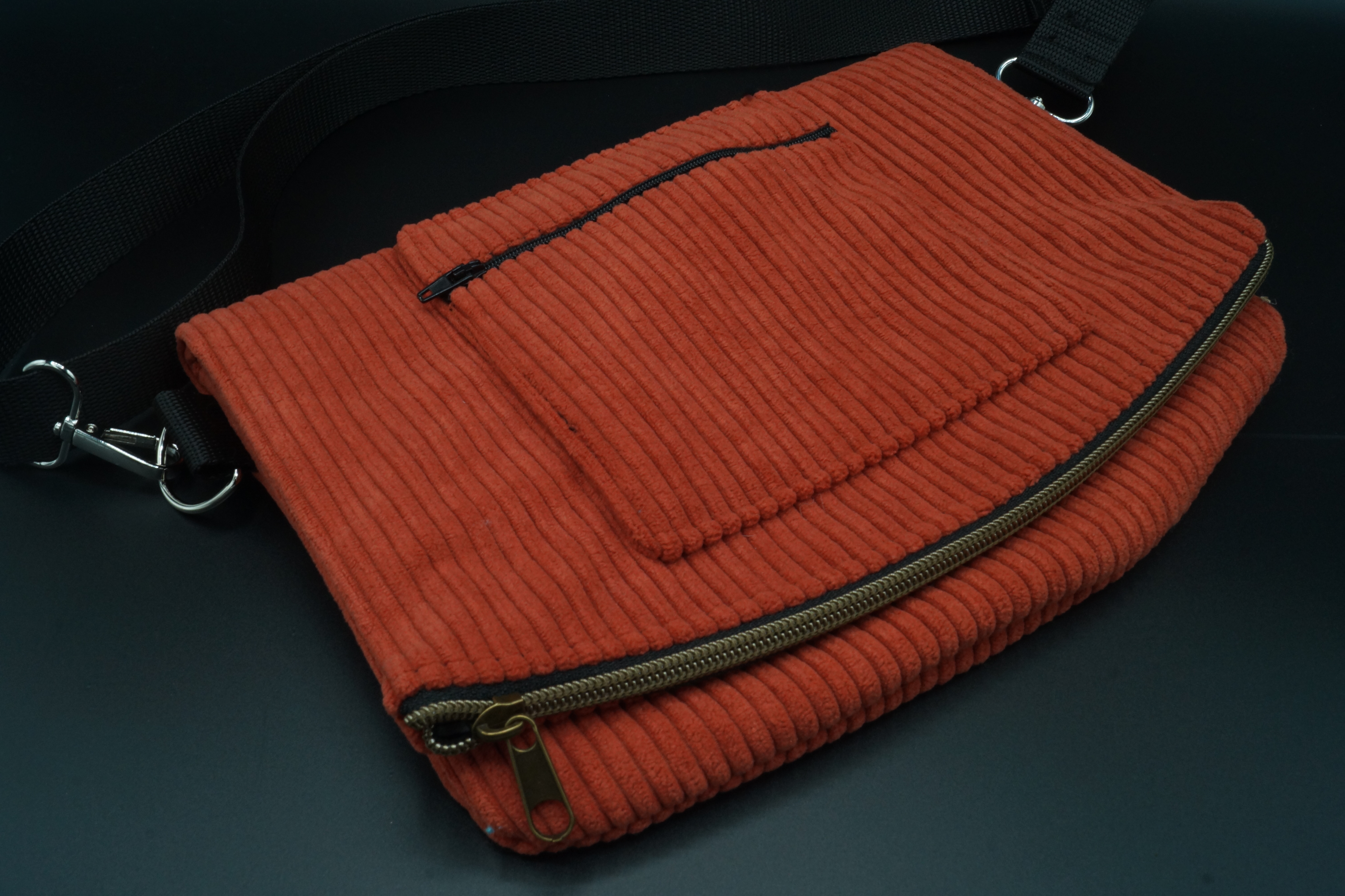 Sacoche réversible en velours côtelé rouille
