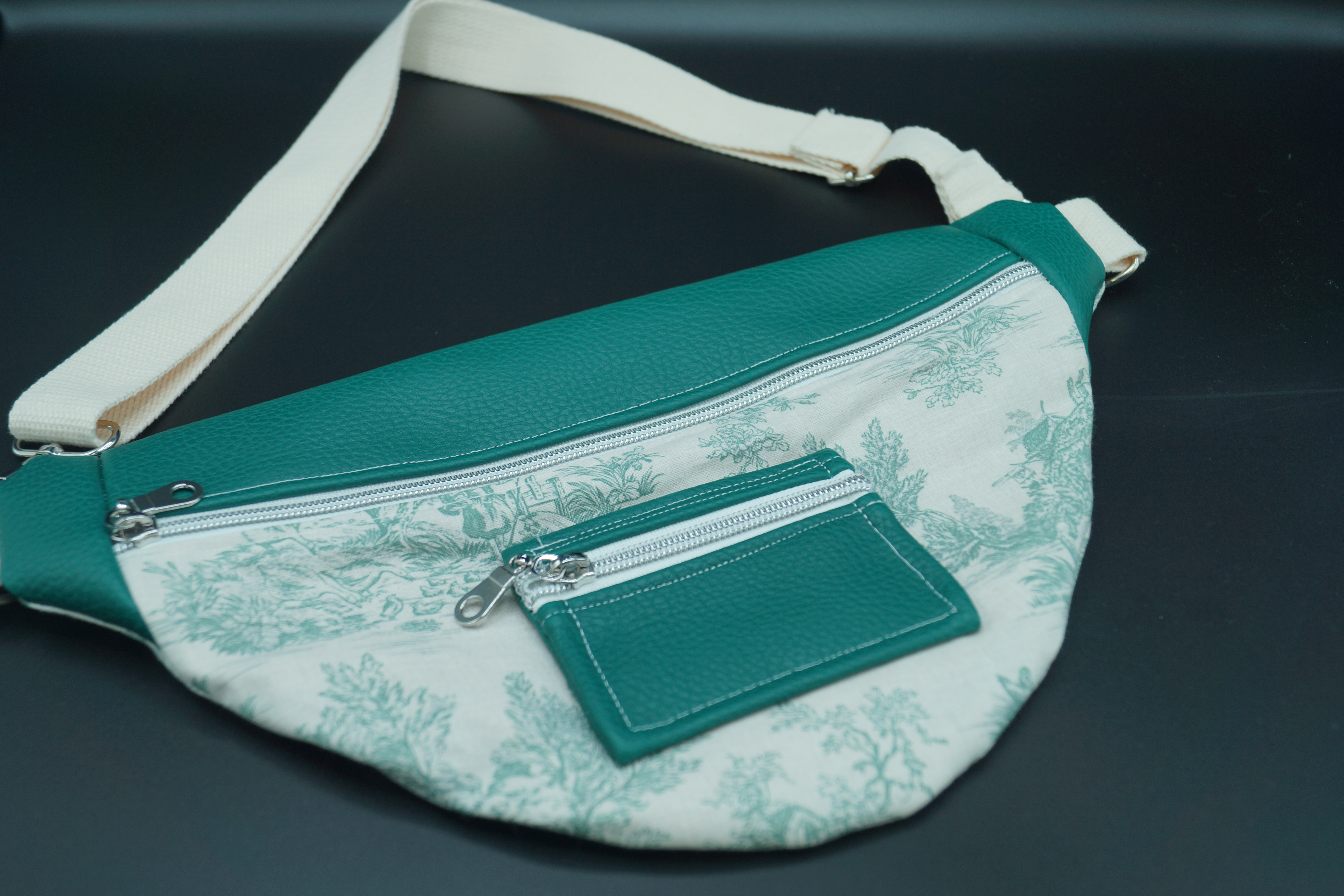 Banane en toile de Jouy et skaï