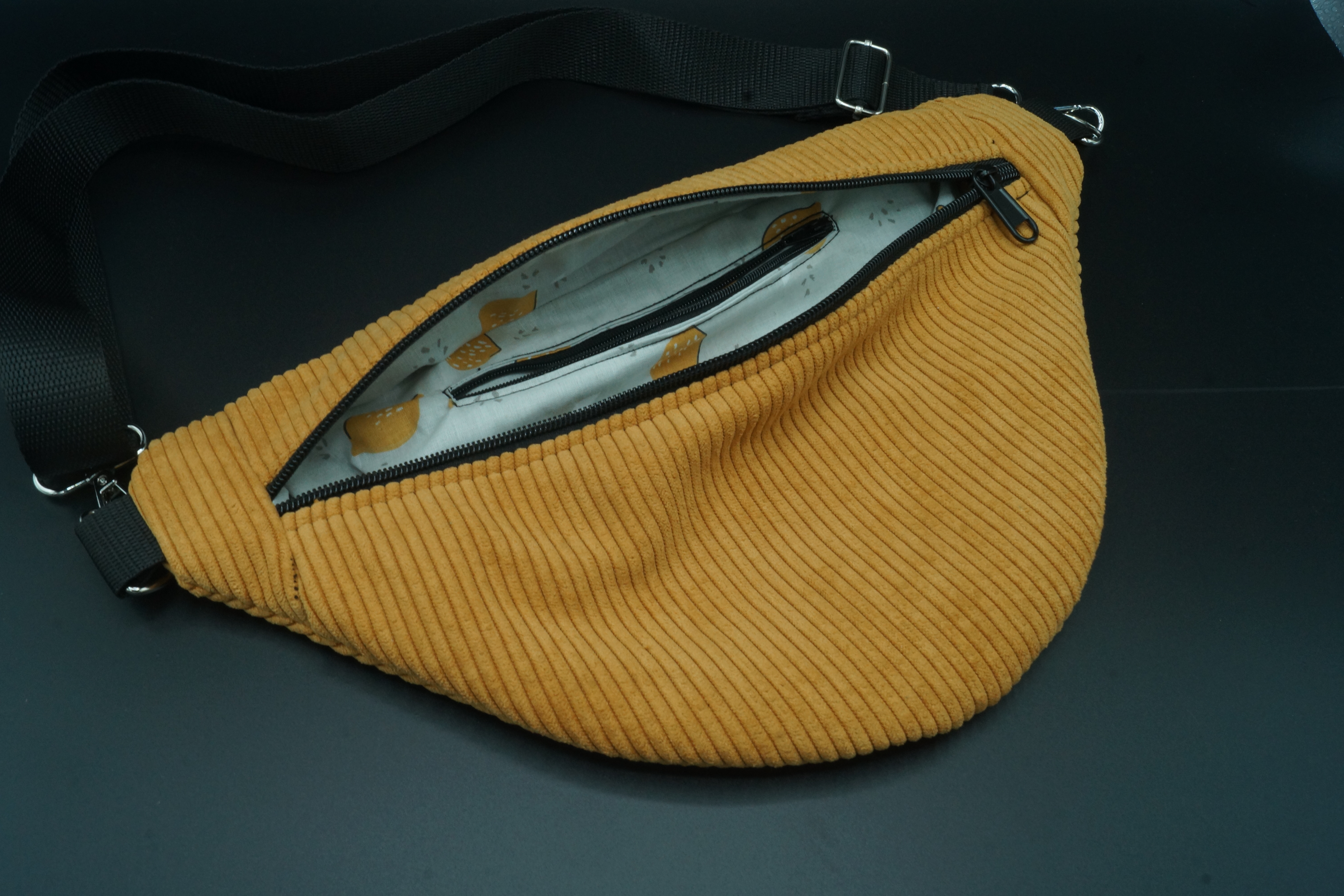 Banane en velours côtelé ocre