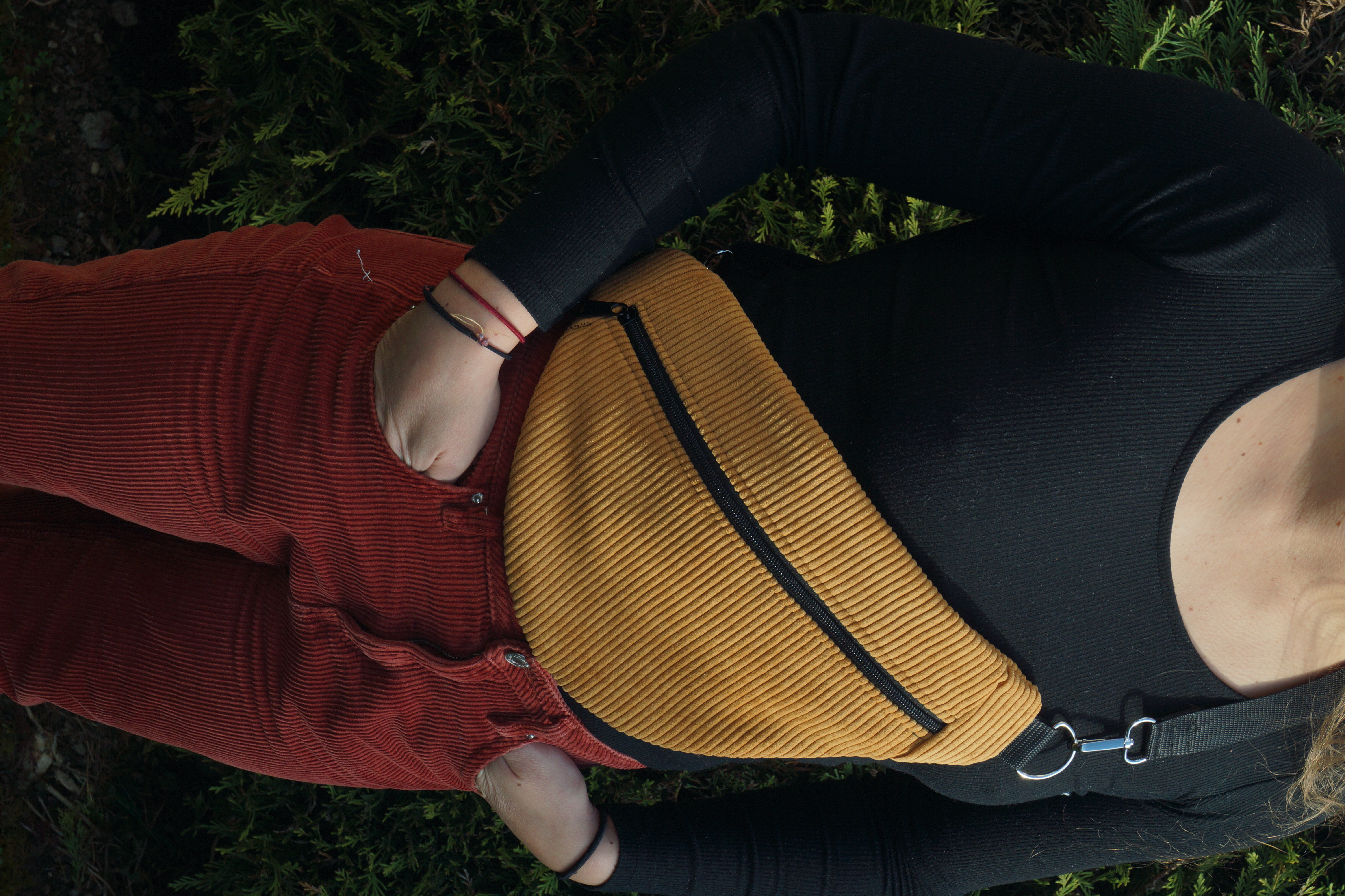 Banane en velours côtelé ocre