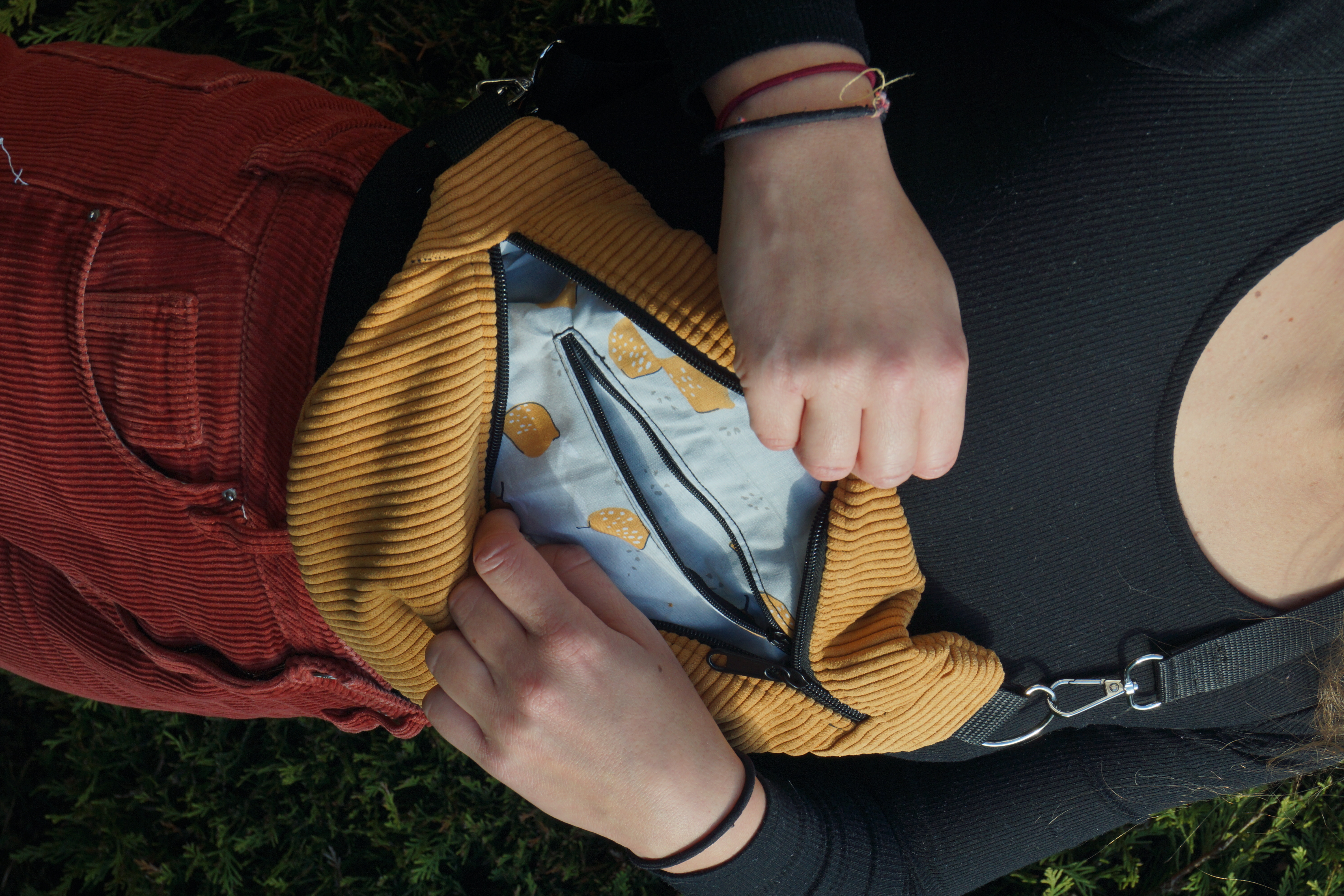 Banane en velours côtelé ocre