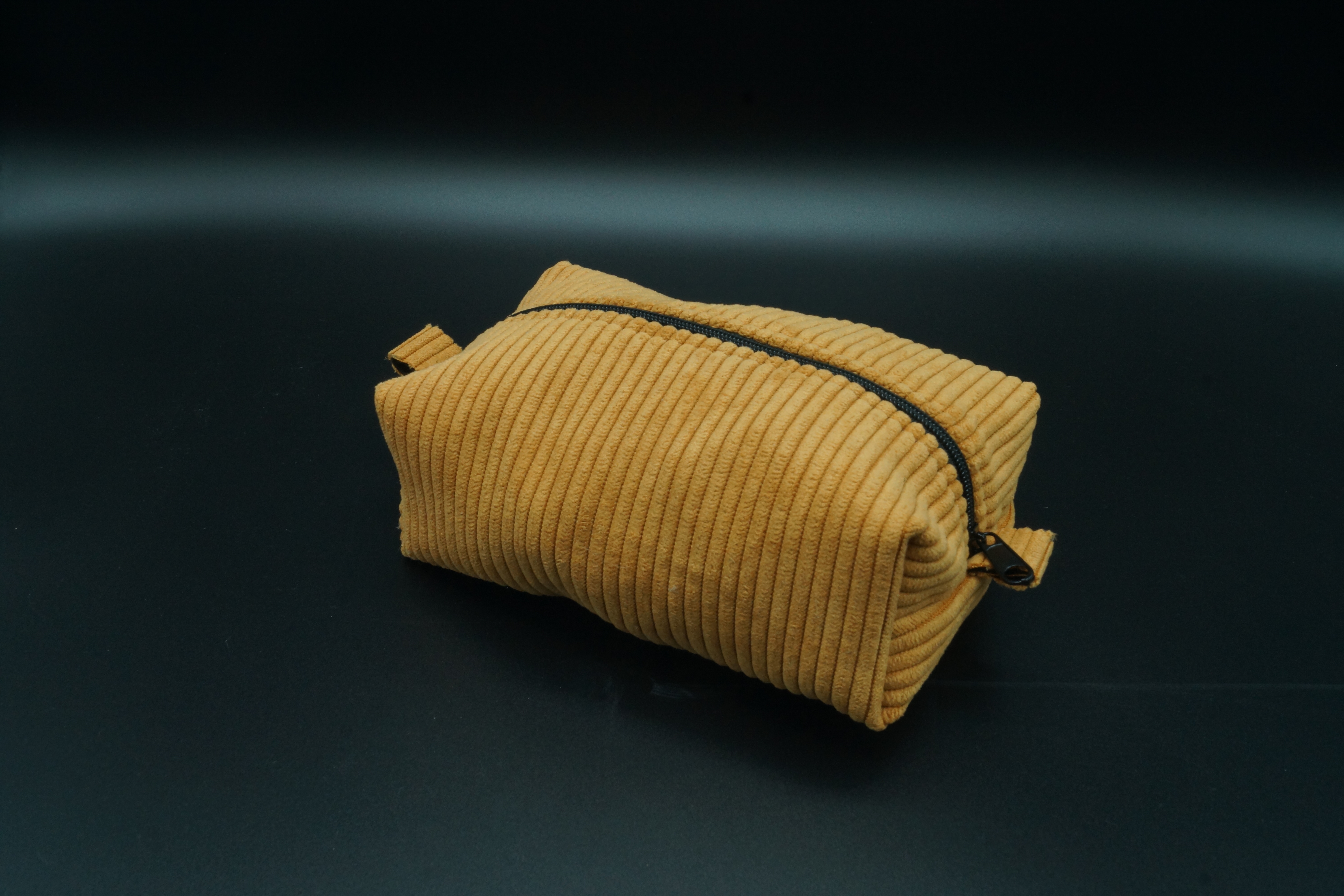 Trousse en velours côtelé ocre