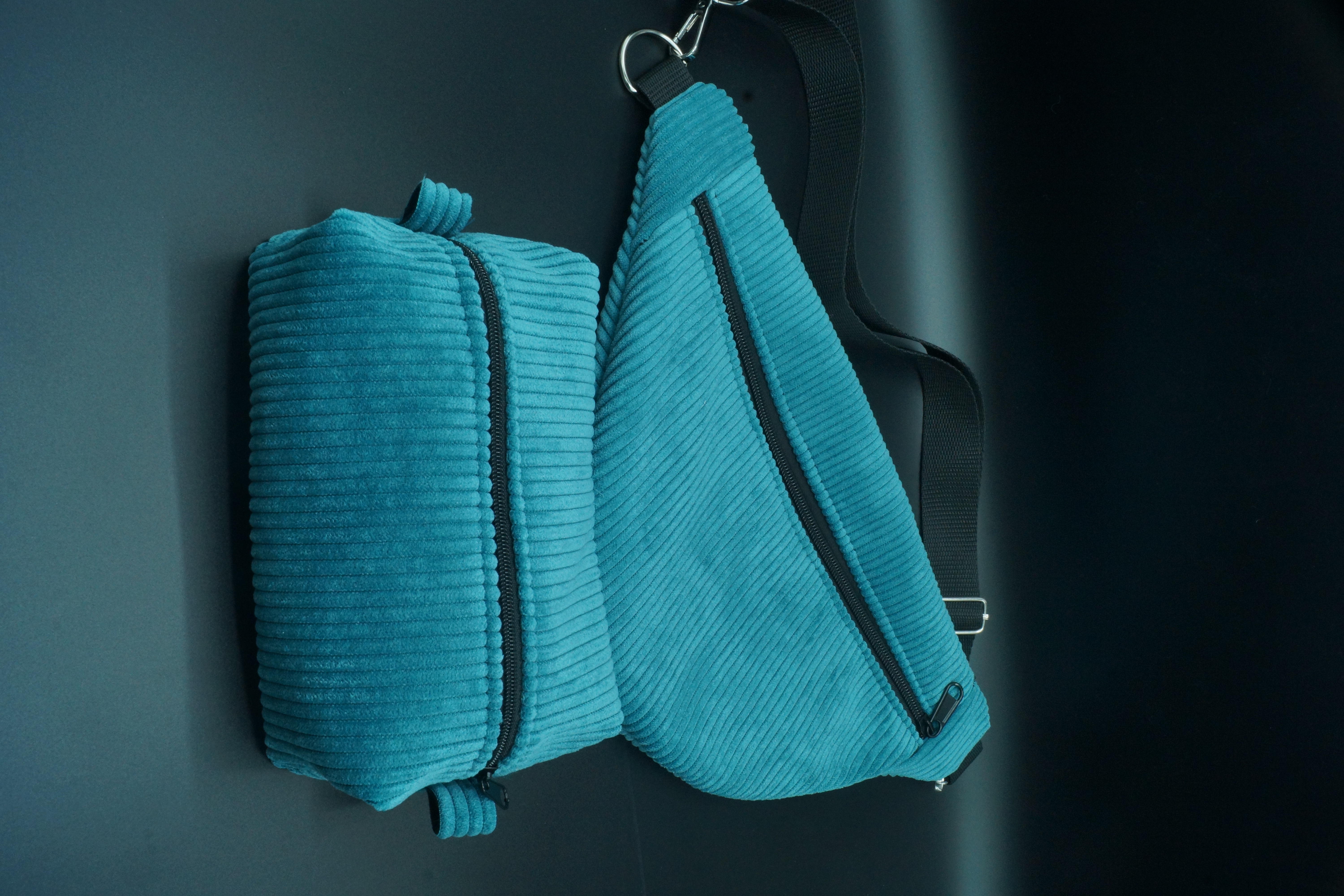 Trousse en velours côtelé bleu