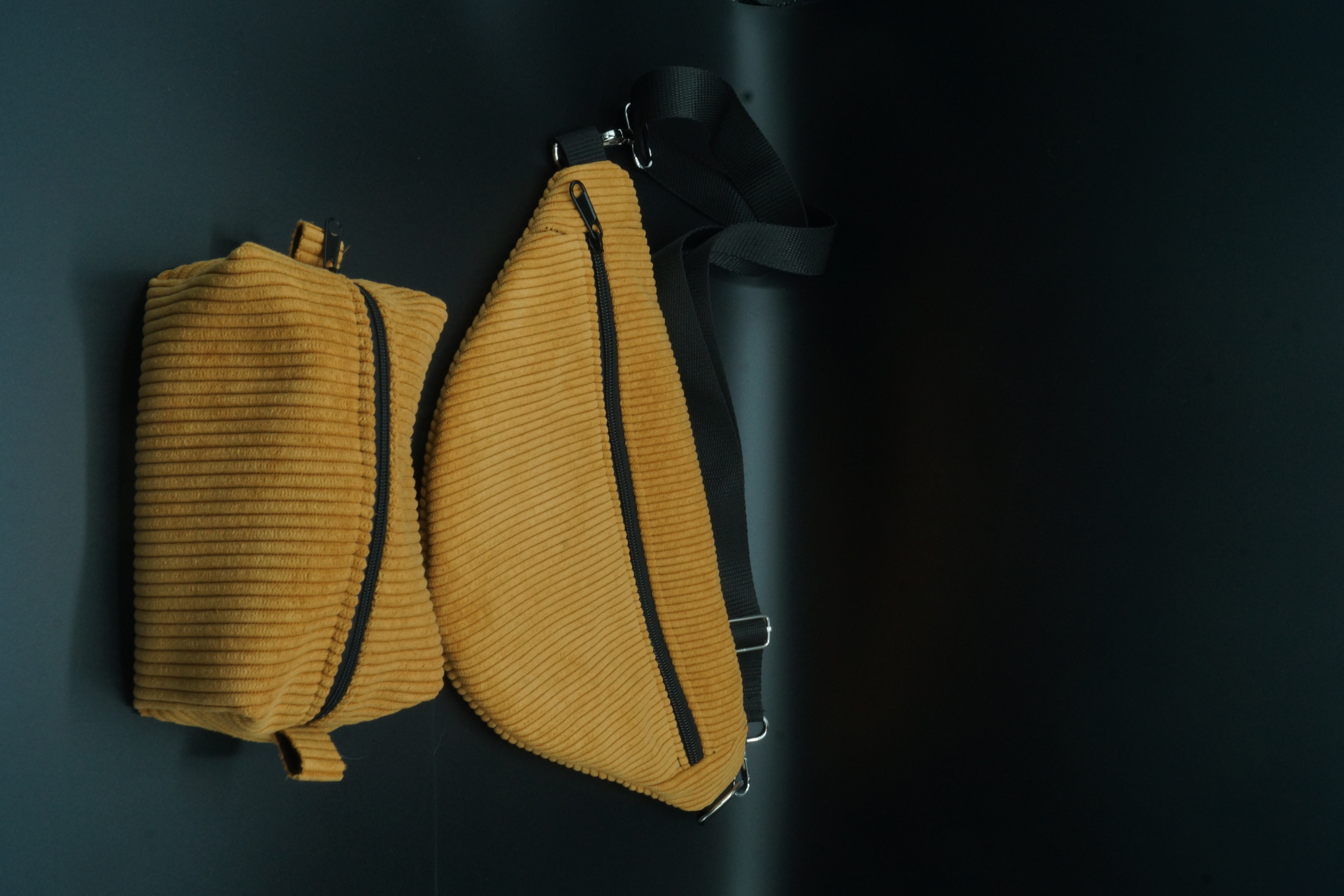 Trousse en velours côtelé ocre