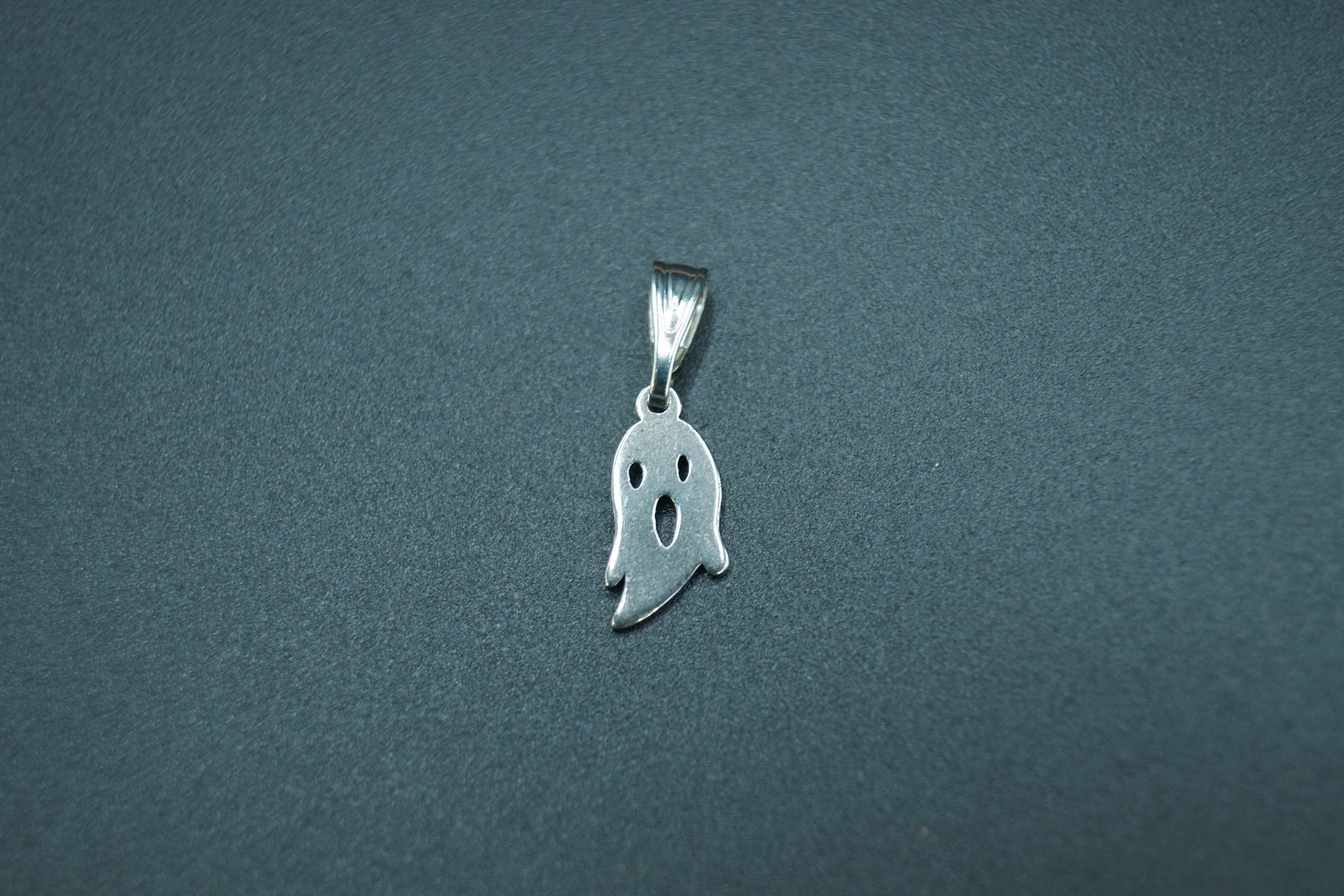 Pendentif fantôme