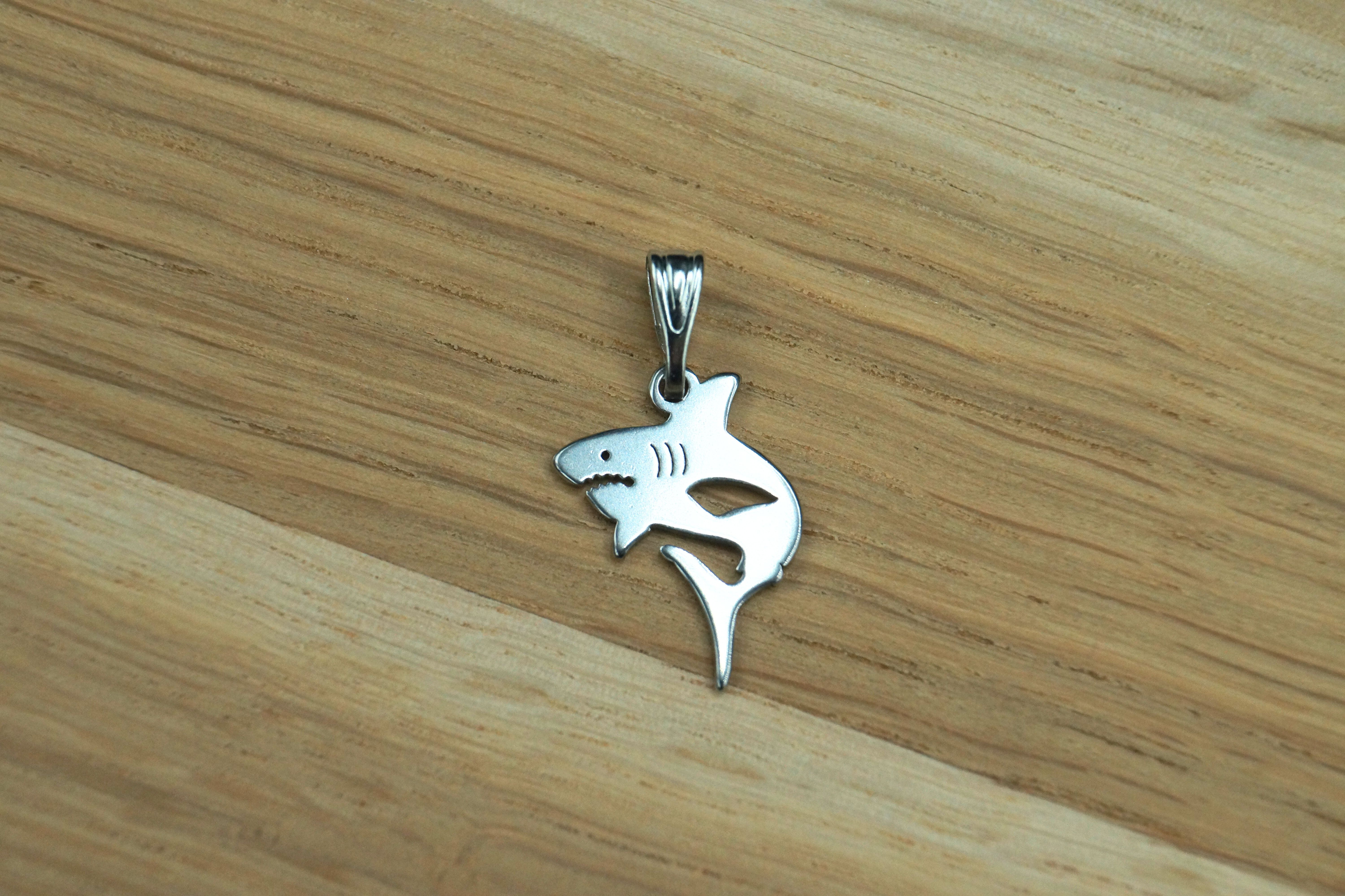 Pendentif requin