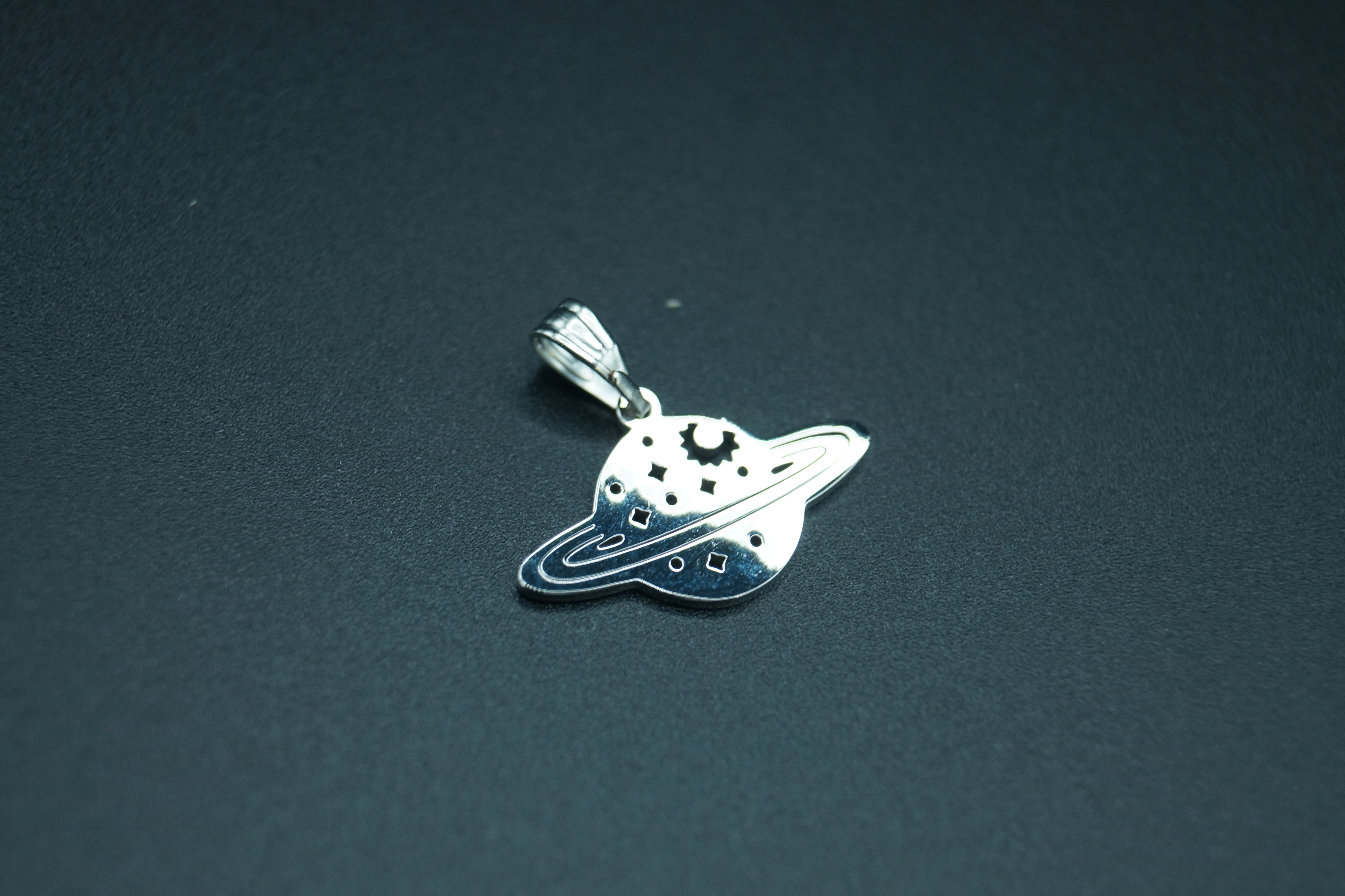Pendentif Saturne