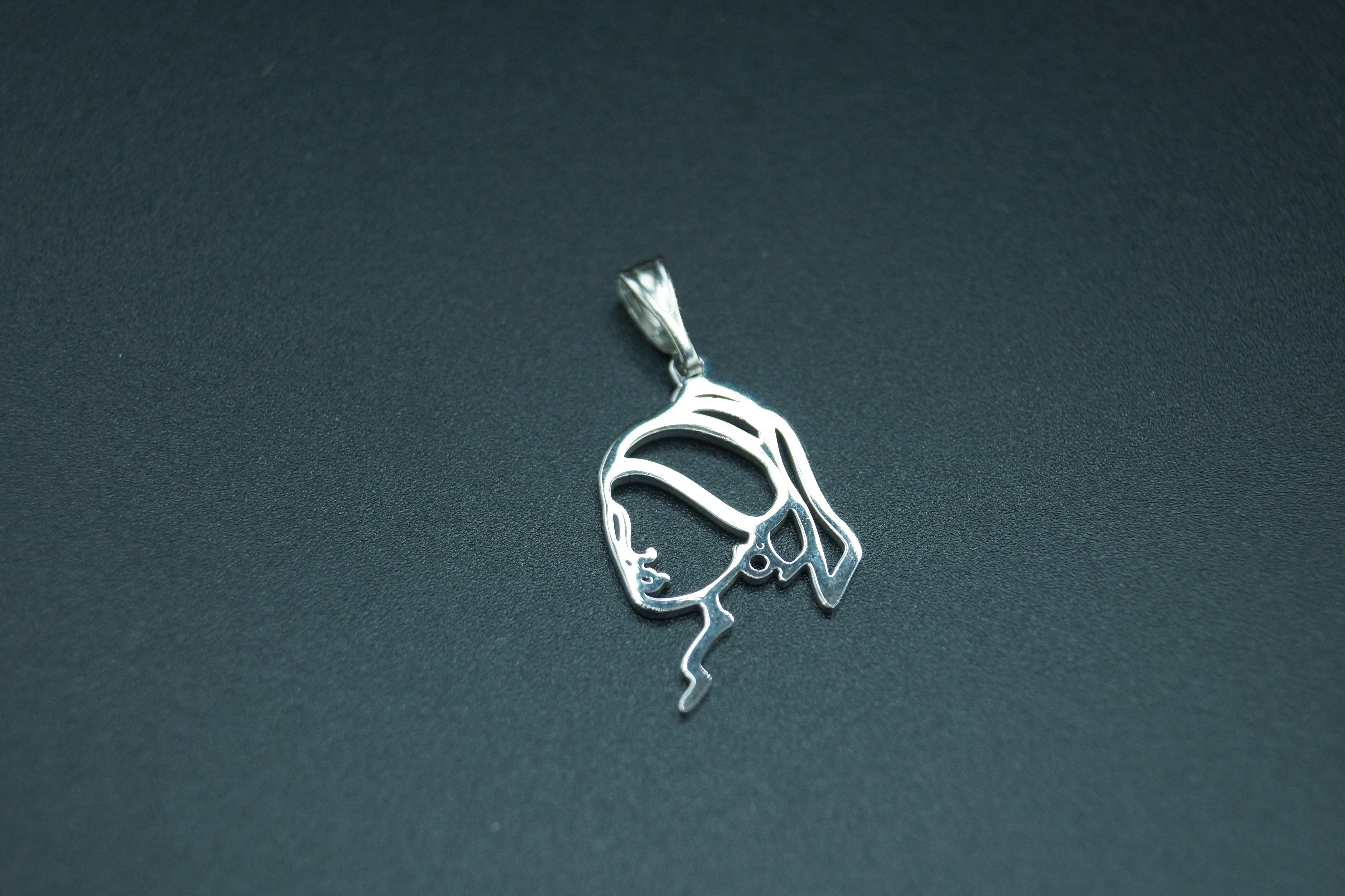 Pendentif Jeune fille à la perle