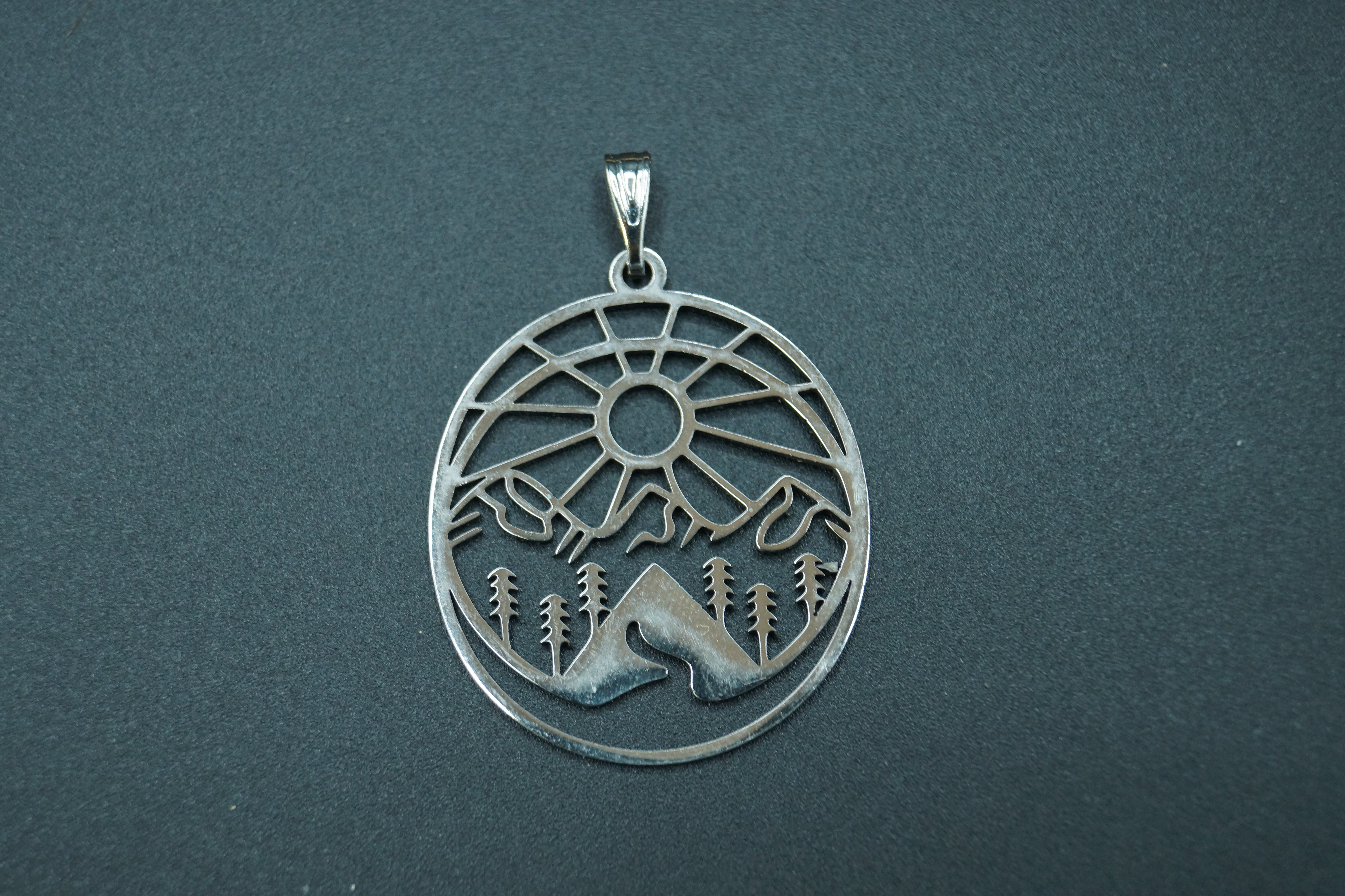 Pendentif soleil et montagne