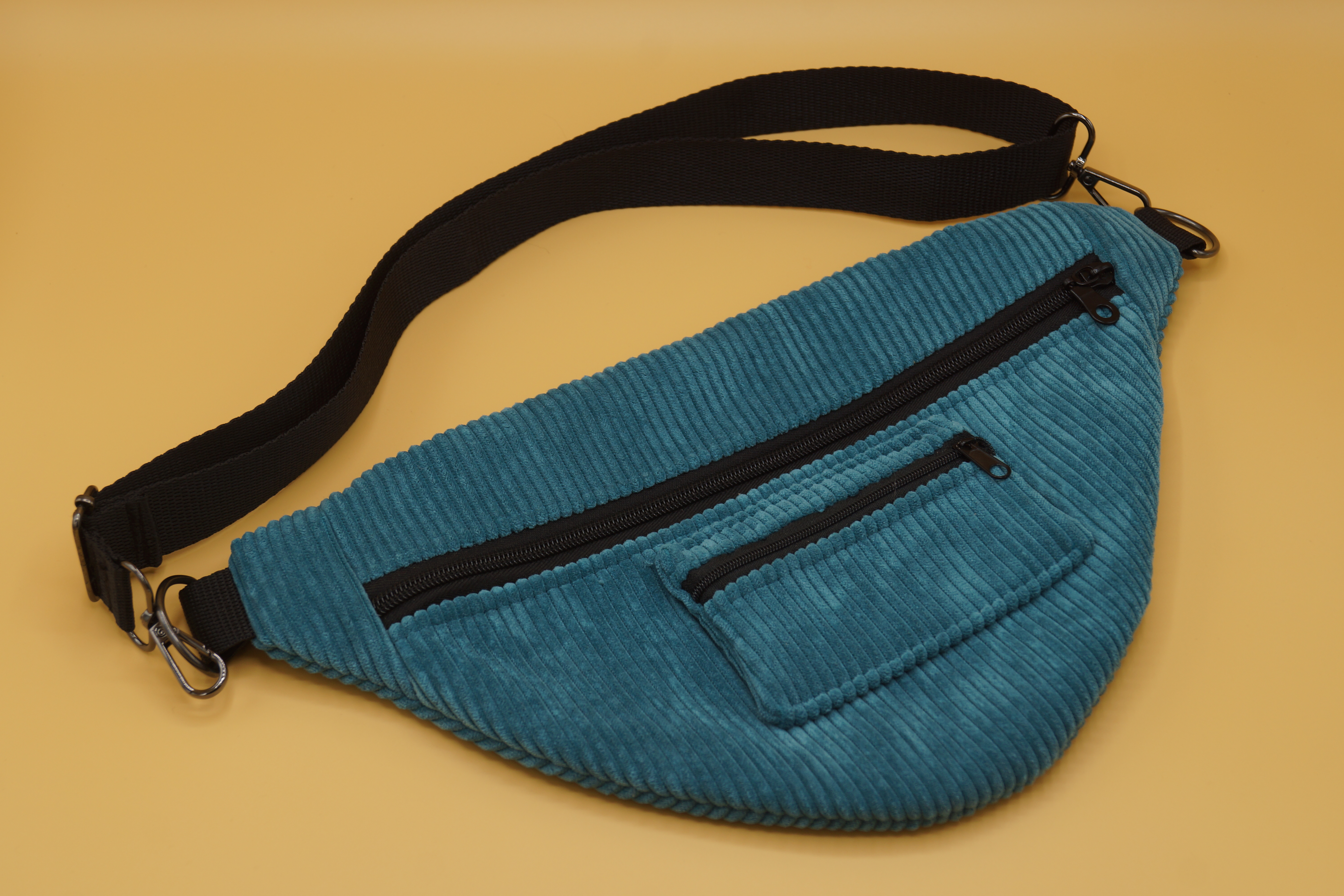 Banane en velours côtelé