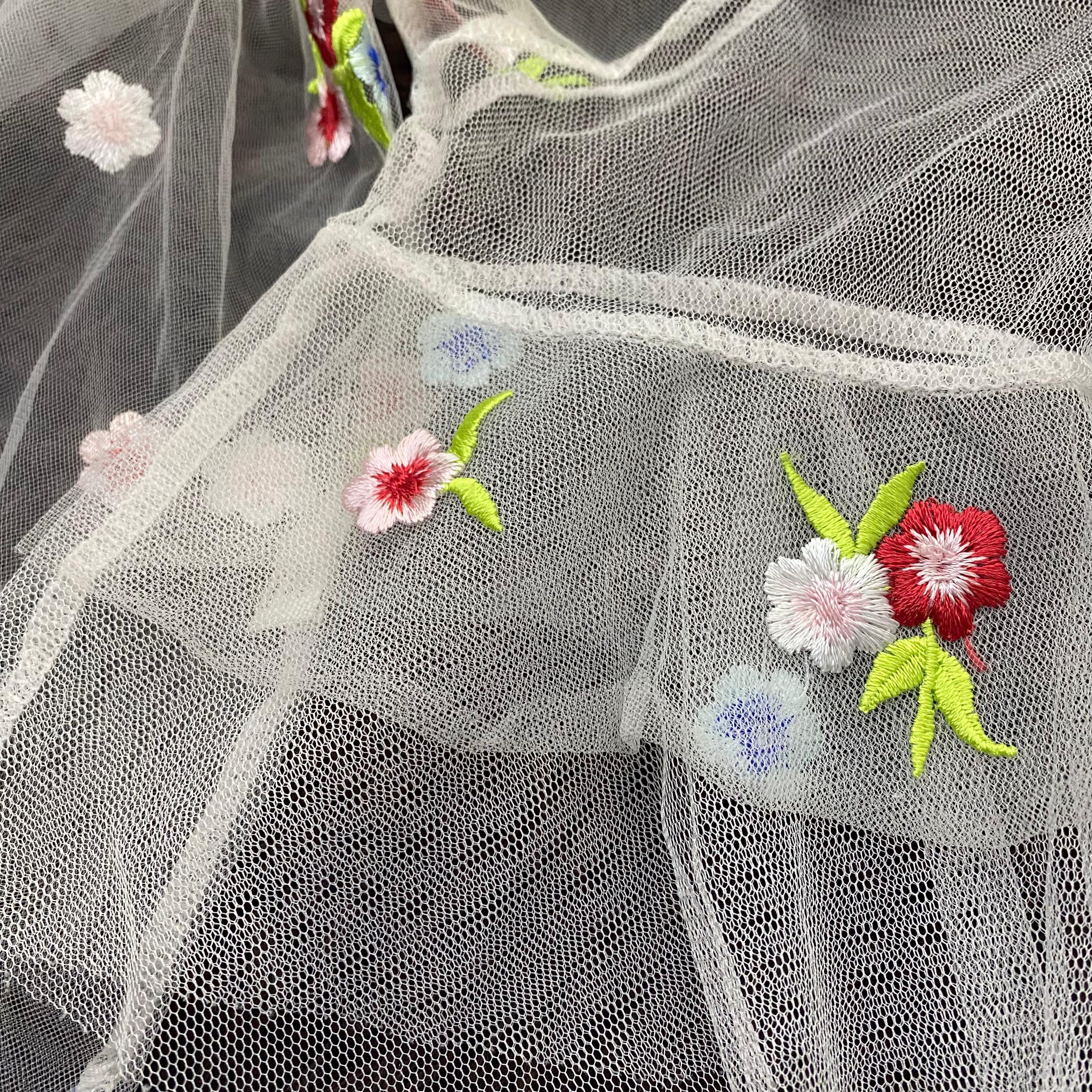 Blusa transparente com flores Tamanho G