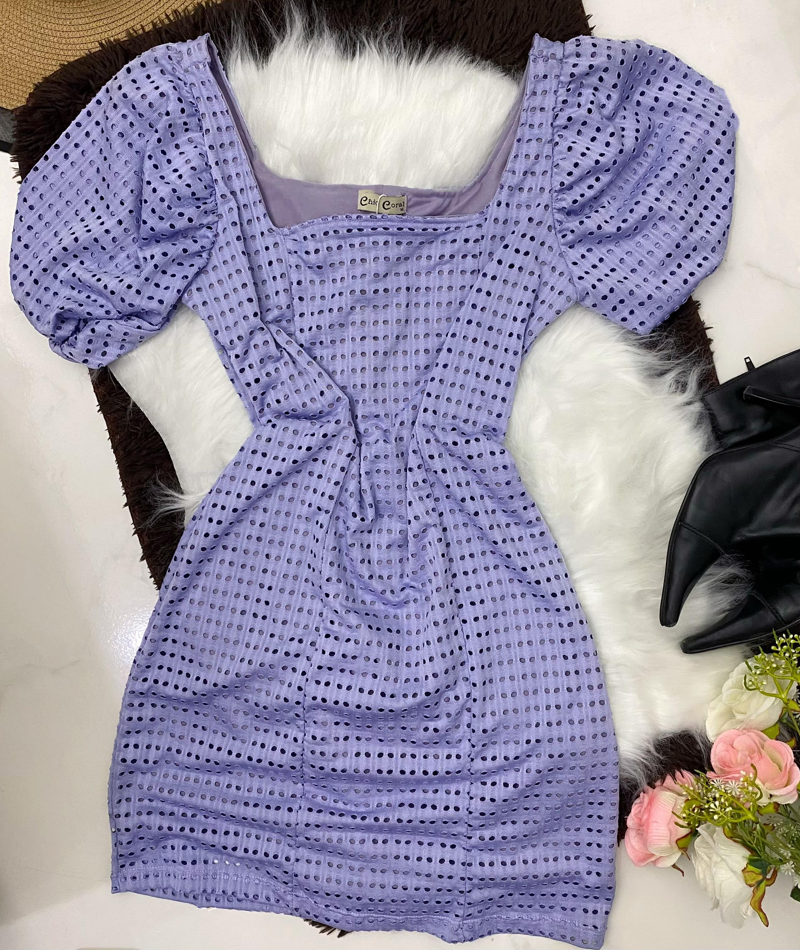 Vestido Lilás com Textura Vazada e Mangas Bufantes Tamanho M