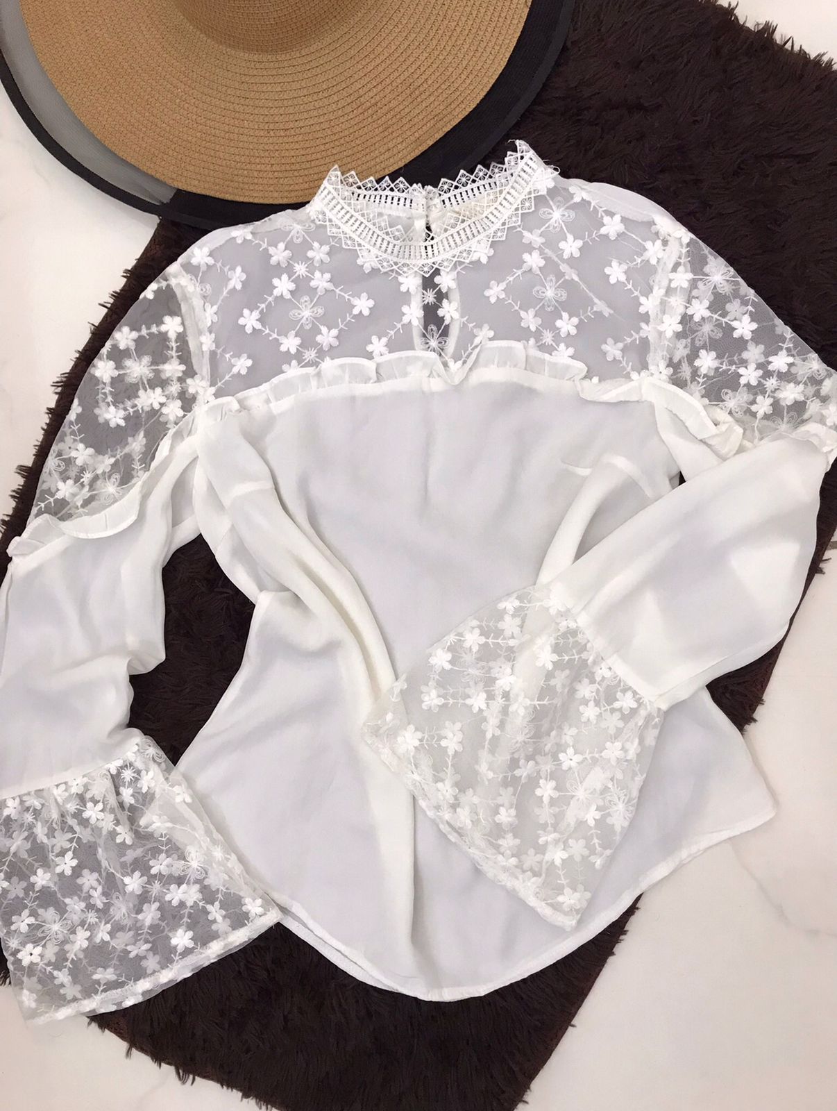 Blusa com renda branca e detalhes de Guipir na gola Tamanho M