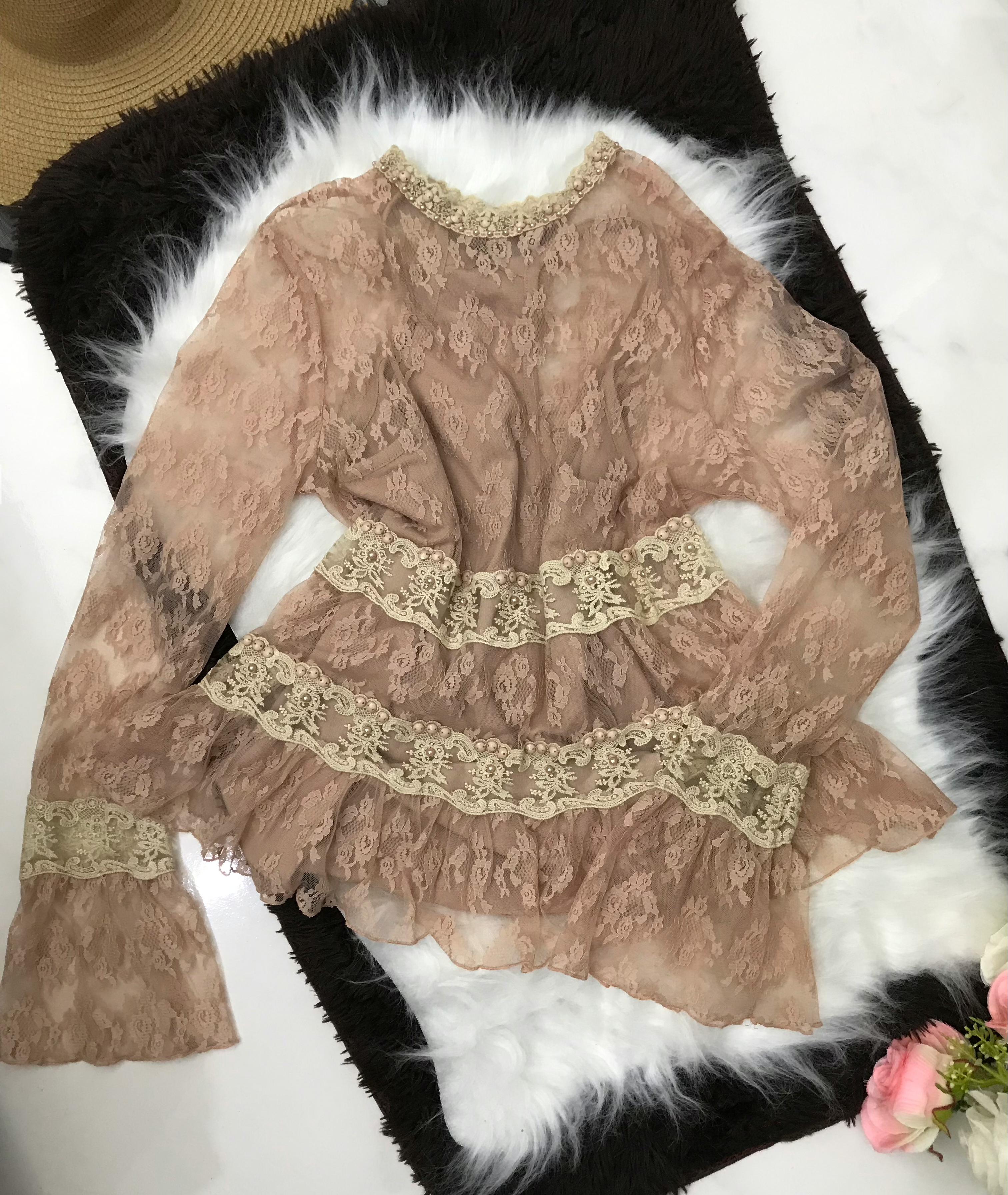 Blusa com renda delicada Tamanho M