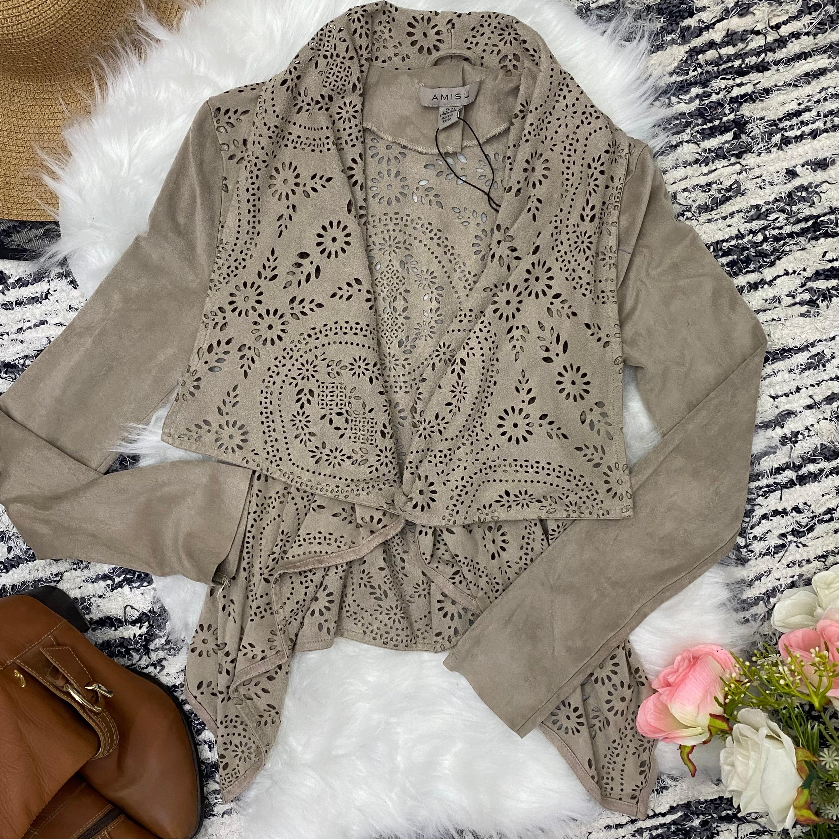 Jaqueta Bege com Design Vazado Tamanho M