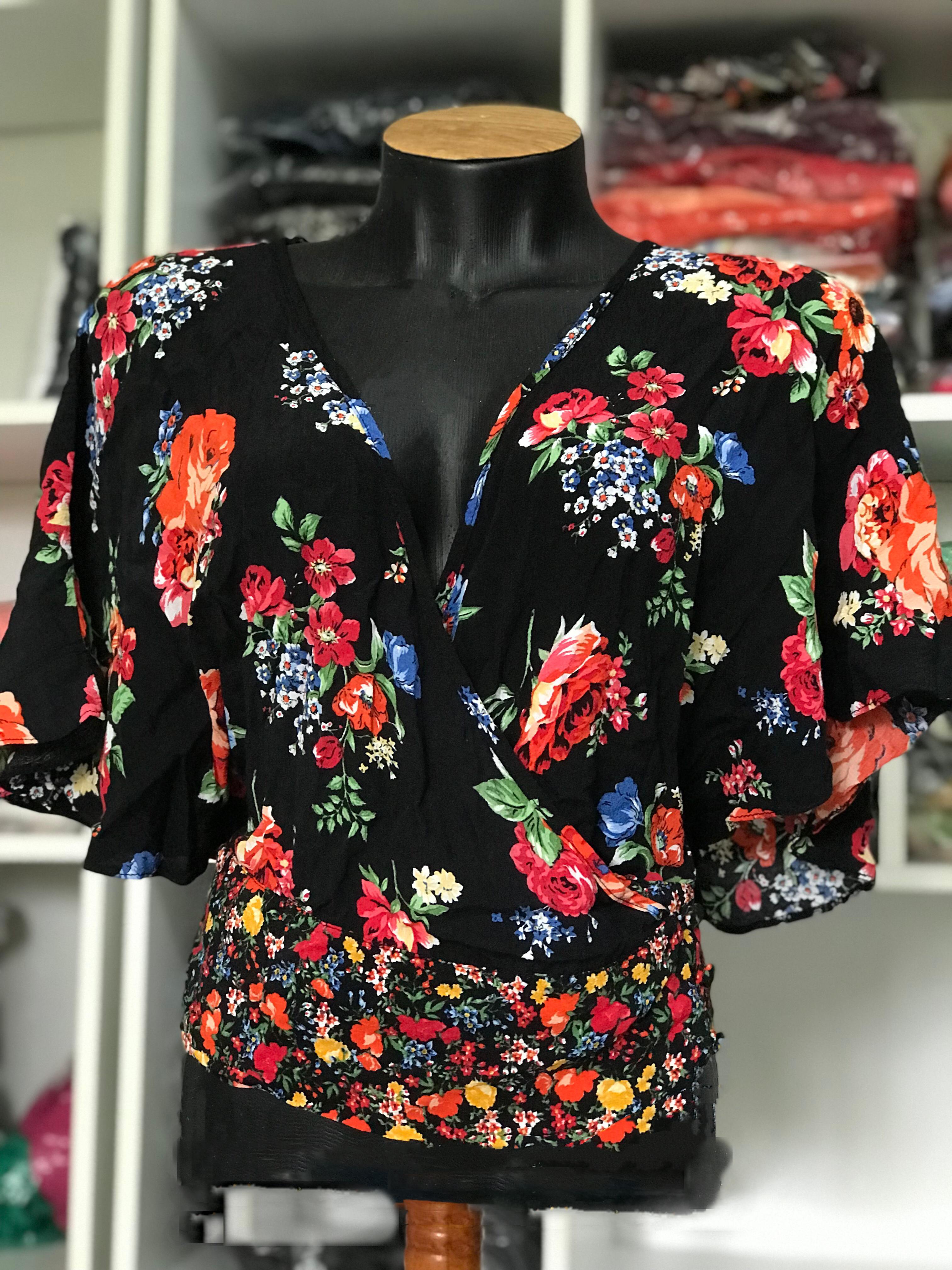 Blusa Floral Transpassada - Tam M