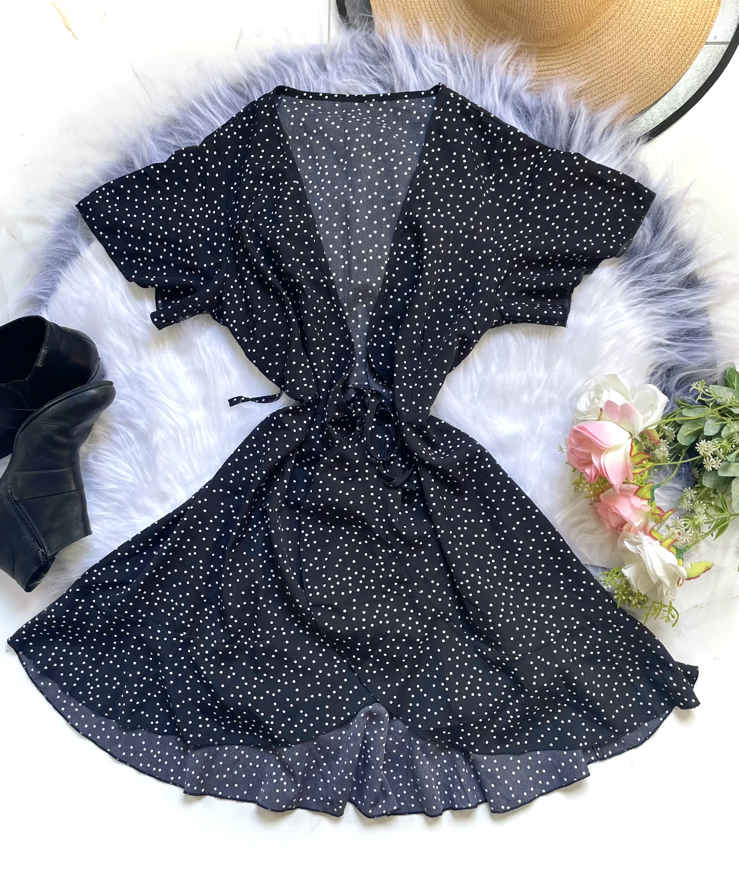 Vestido preto de bolinhas