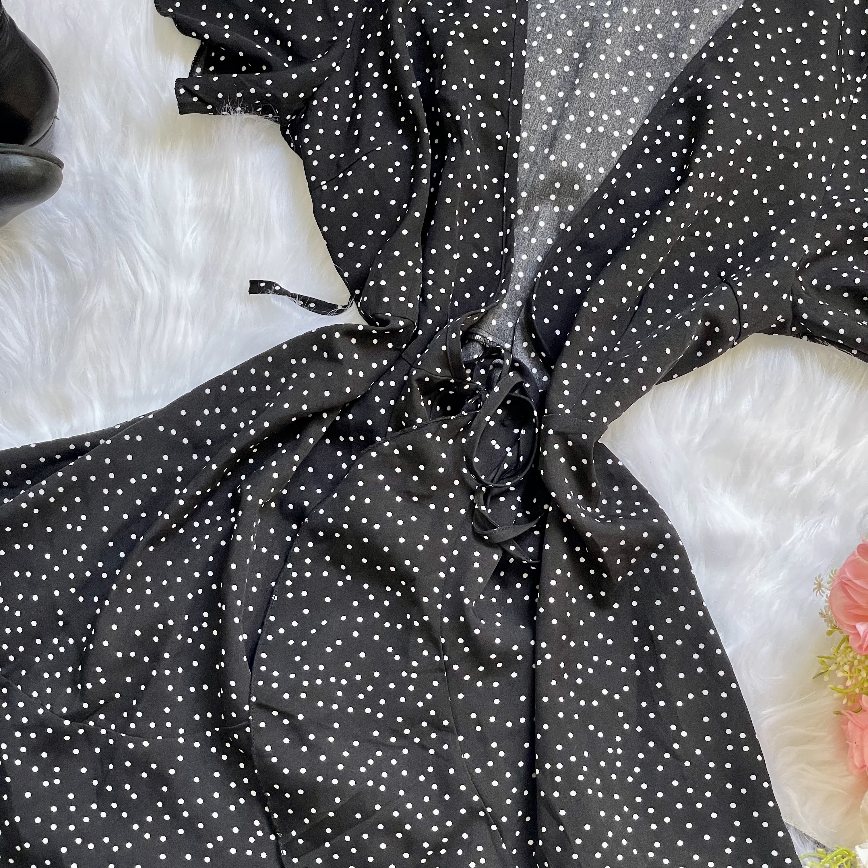 Vestido preto de bolinhas