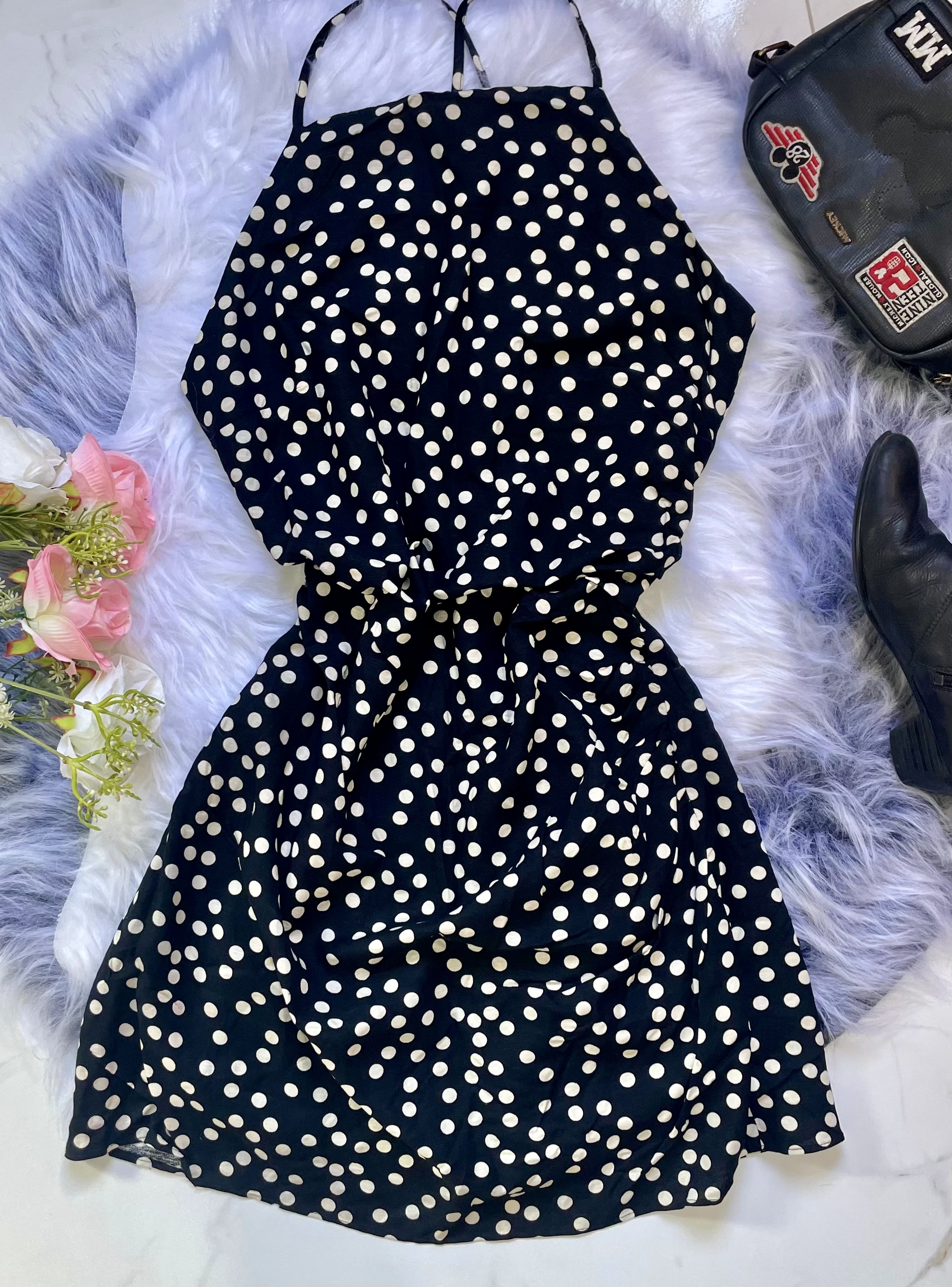 Vestido preto de bolinhas brancas