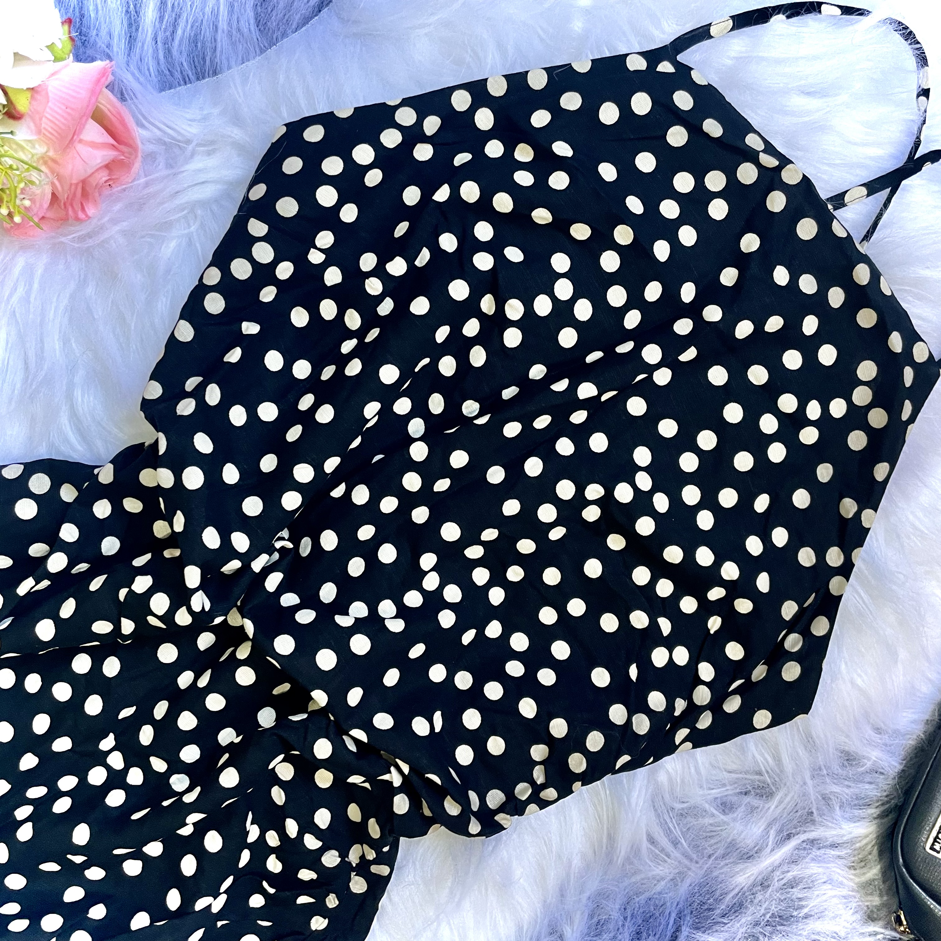 Vestido preto de bolinhas brancas