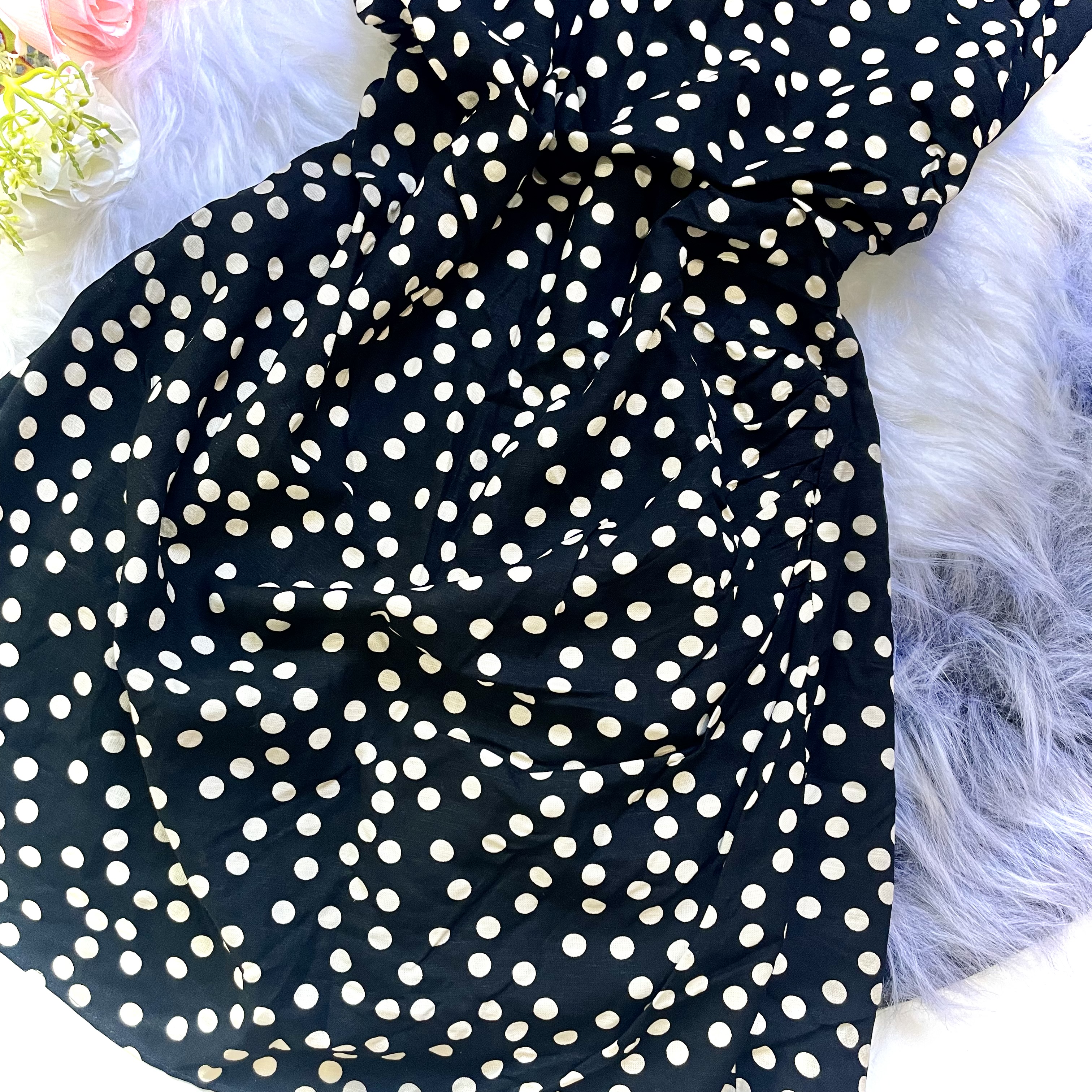 Vestido preto de bolinhas brancas