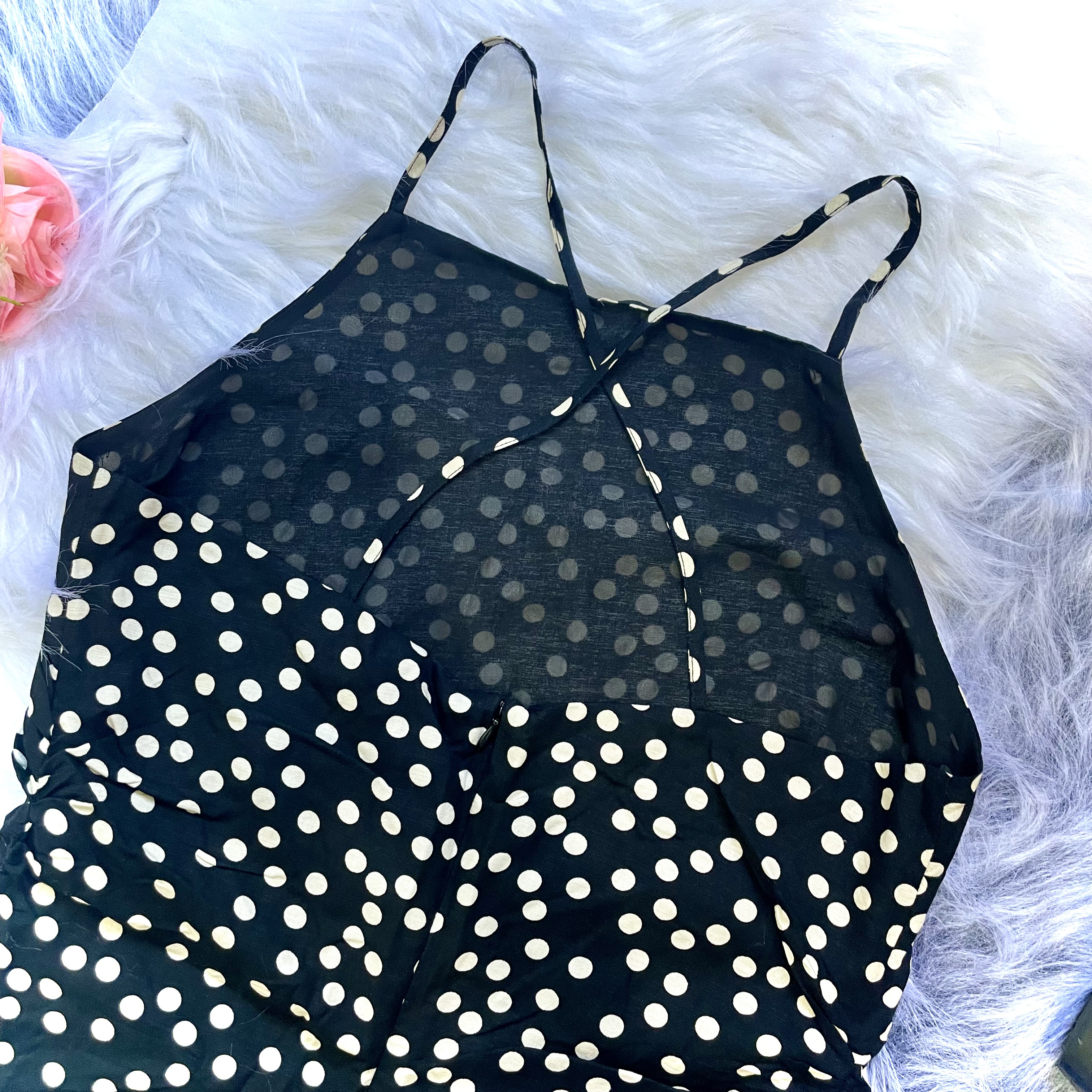 Vestido preto de bolinhas brancas