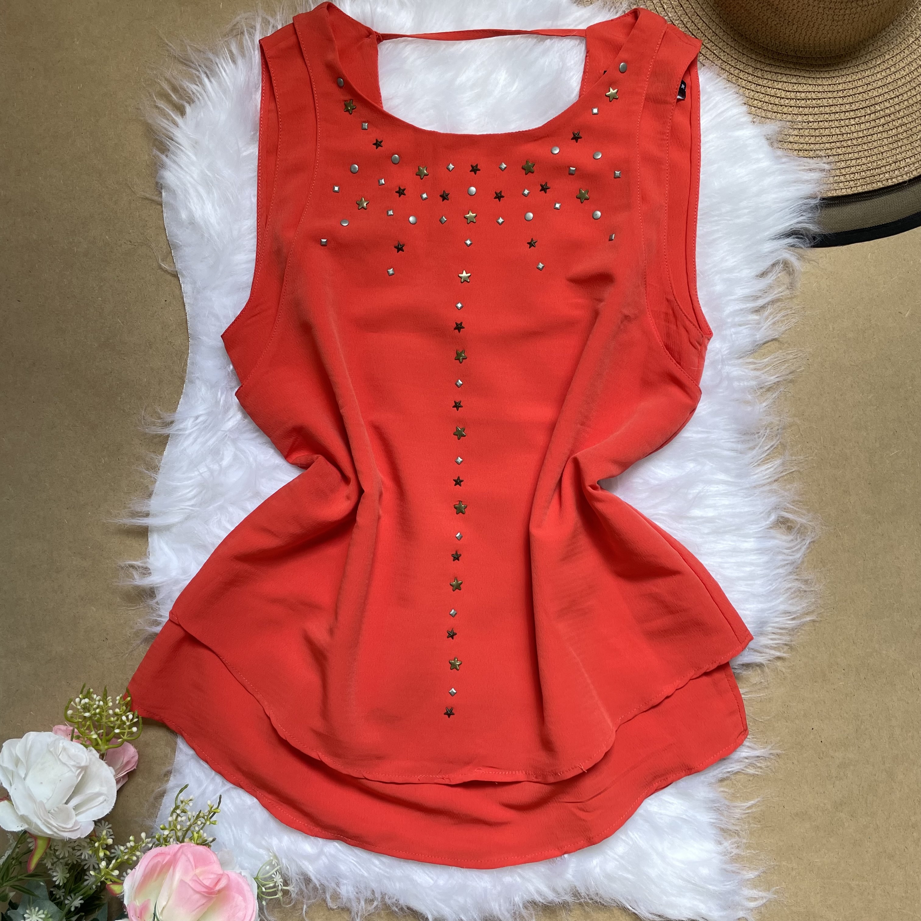 Blusa Laranja com detalhes de estrelas Tamanho P forma grande