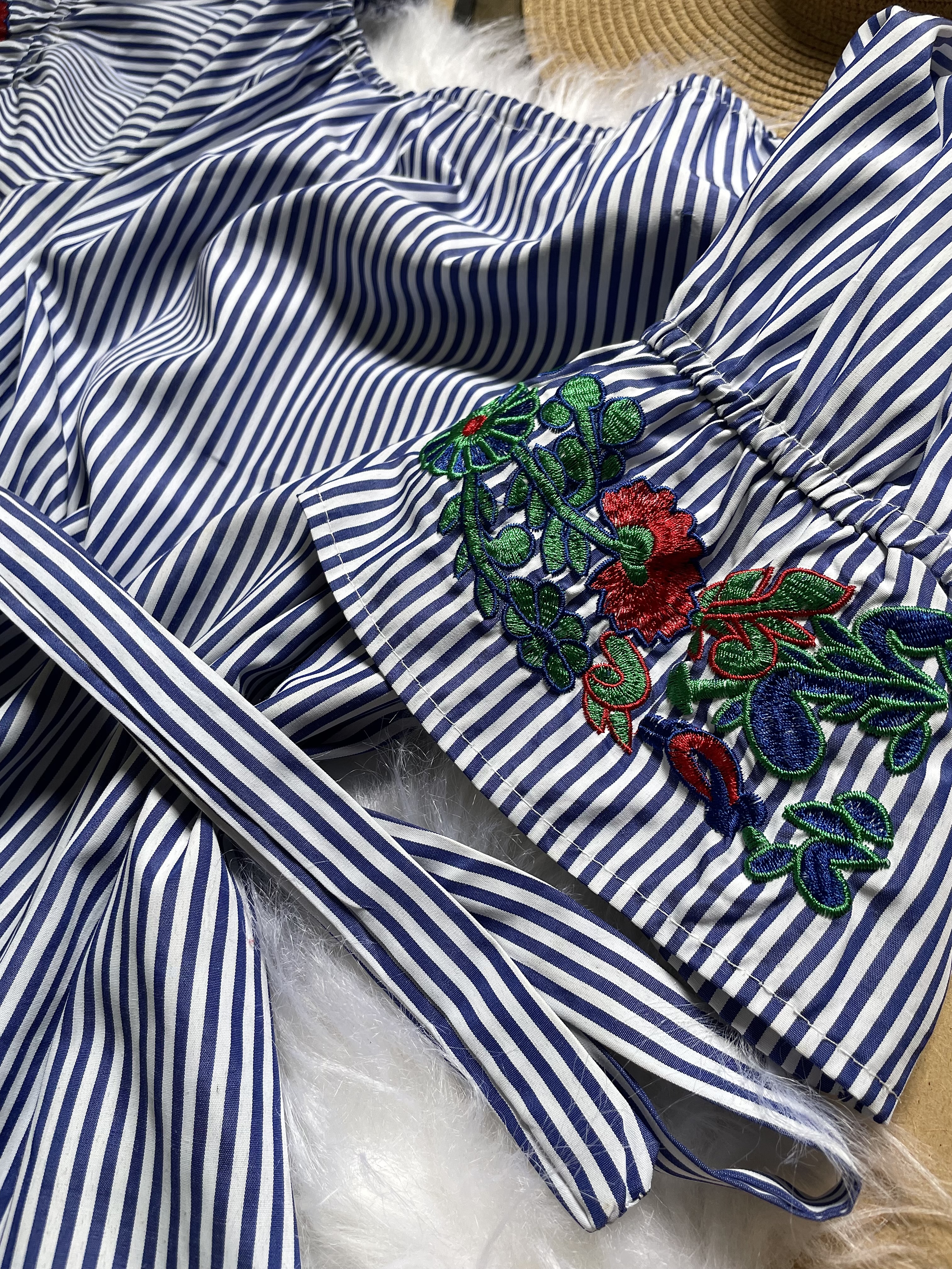 Vestido listrado feminino