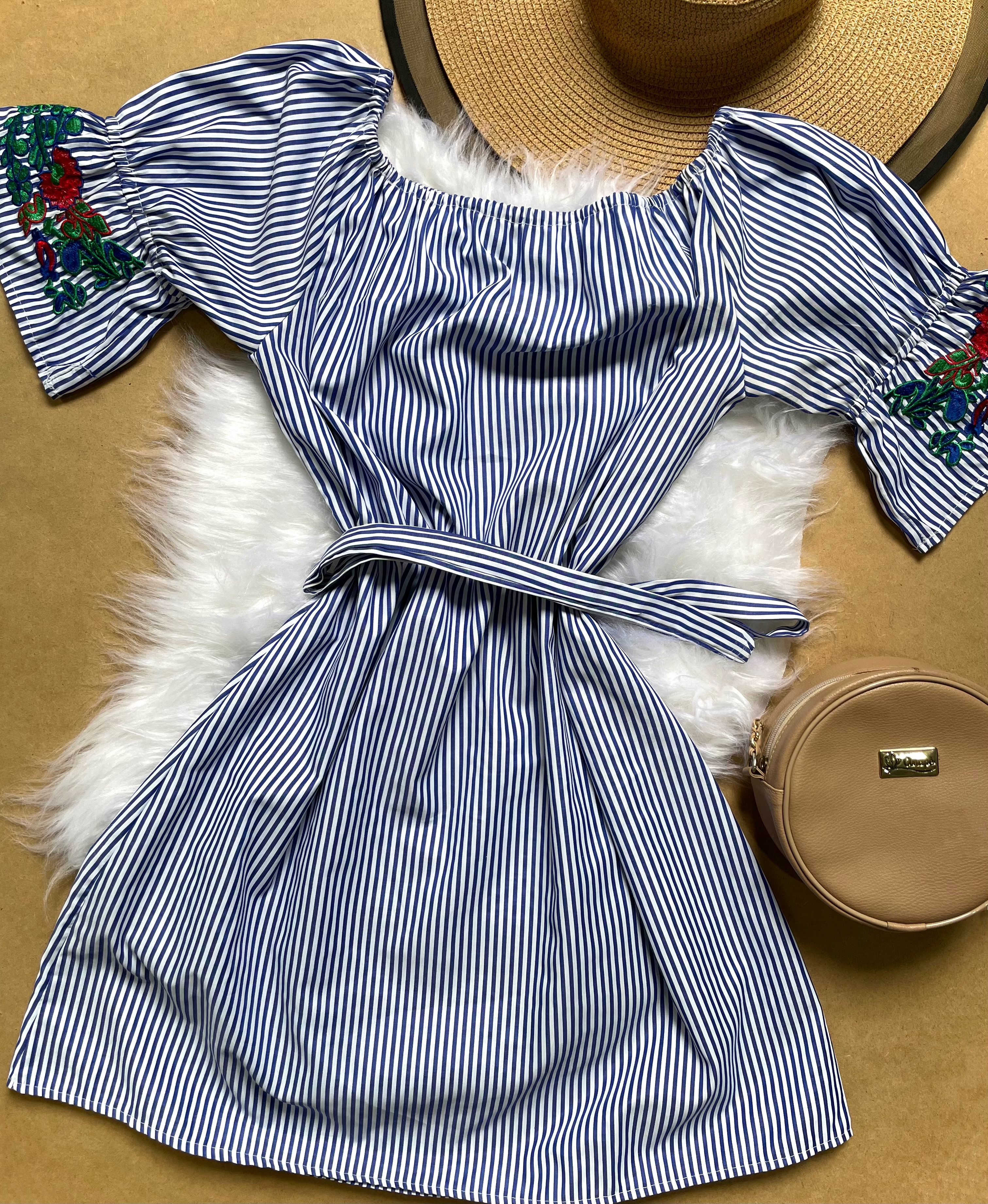 Vestido listrado feminino