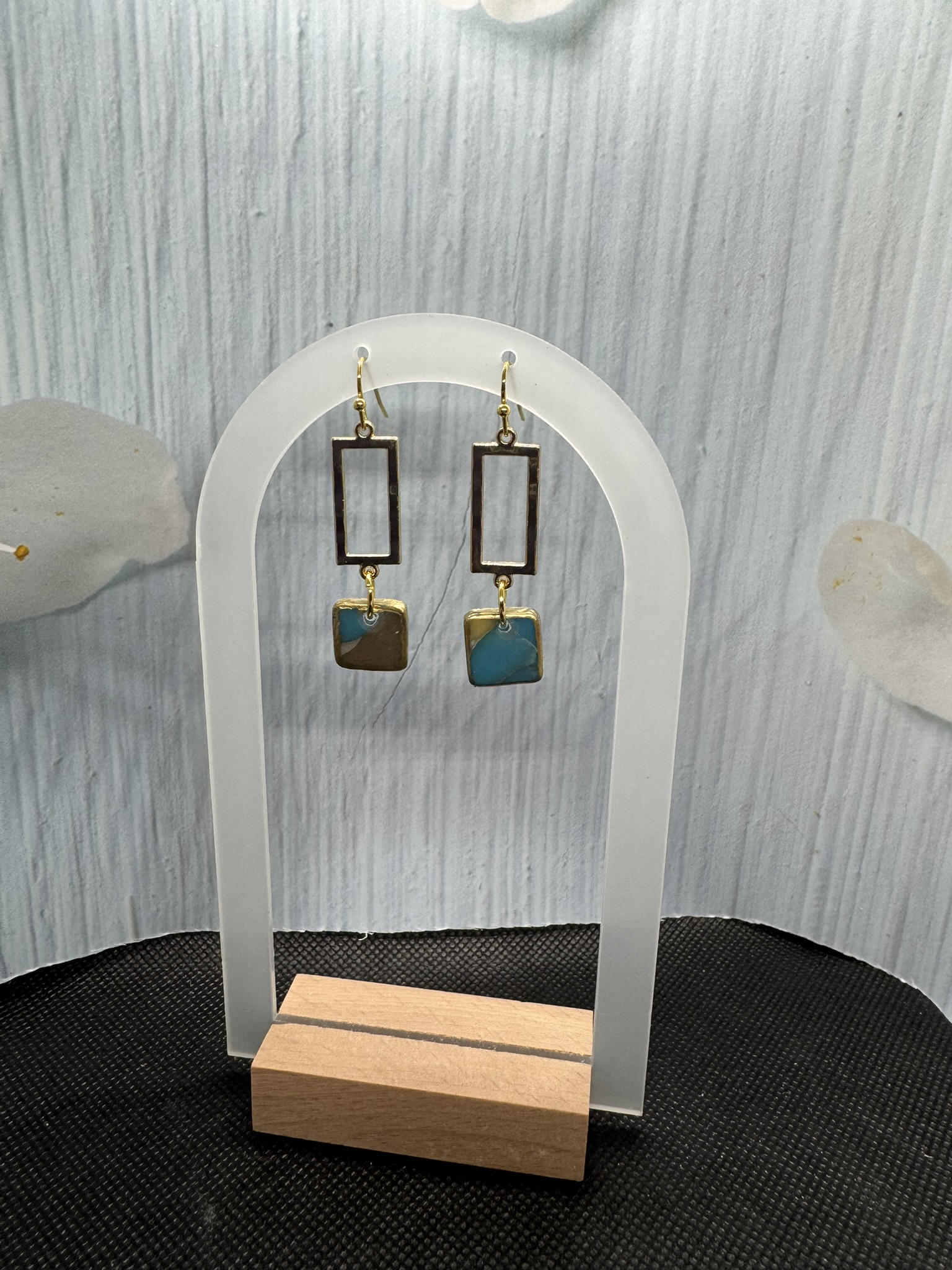 Geometric square dangle