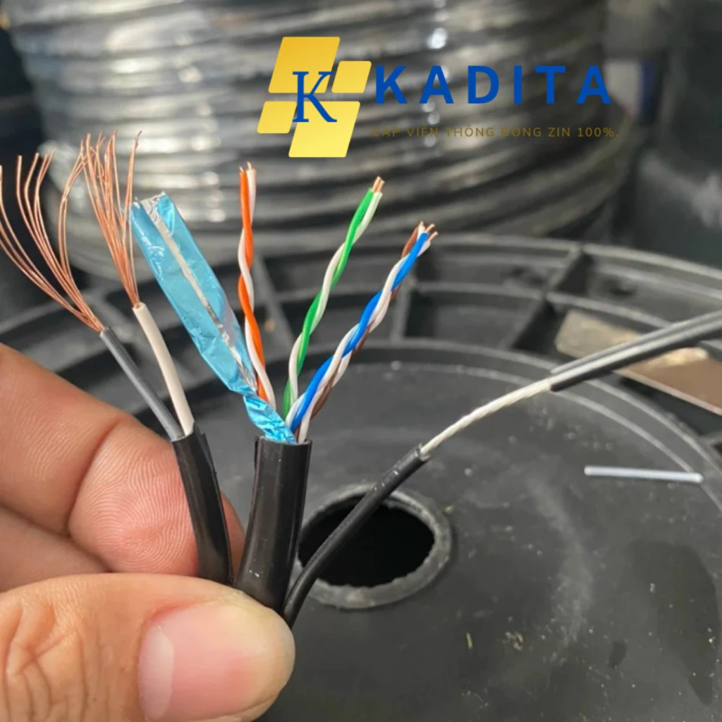 Cuộn 305m Cáp mạng ngoài trời liền nguồn Cat5E FTP Kadita lõi đồng nguyên chất có cáp gia cường treo dây