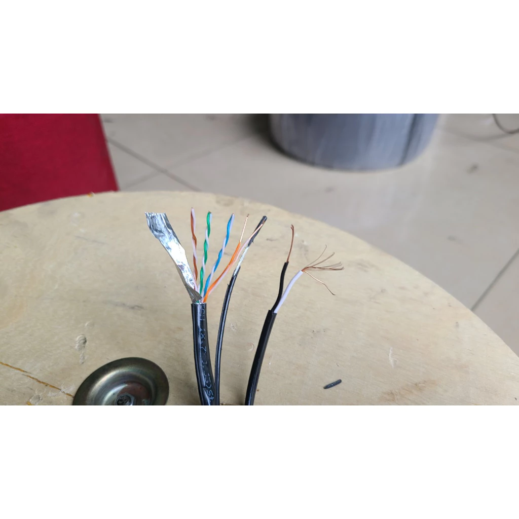 Cuộn 305m Cáp mạng ngoài trời liền nguồn Cat5E FTP Kadita lõi đồng nguyên chất có cáp gia cường treo dây