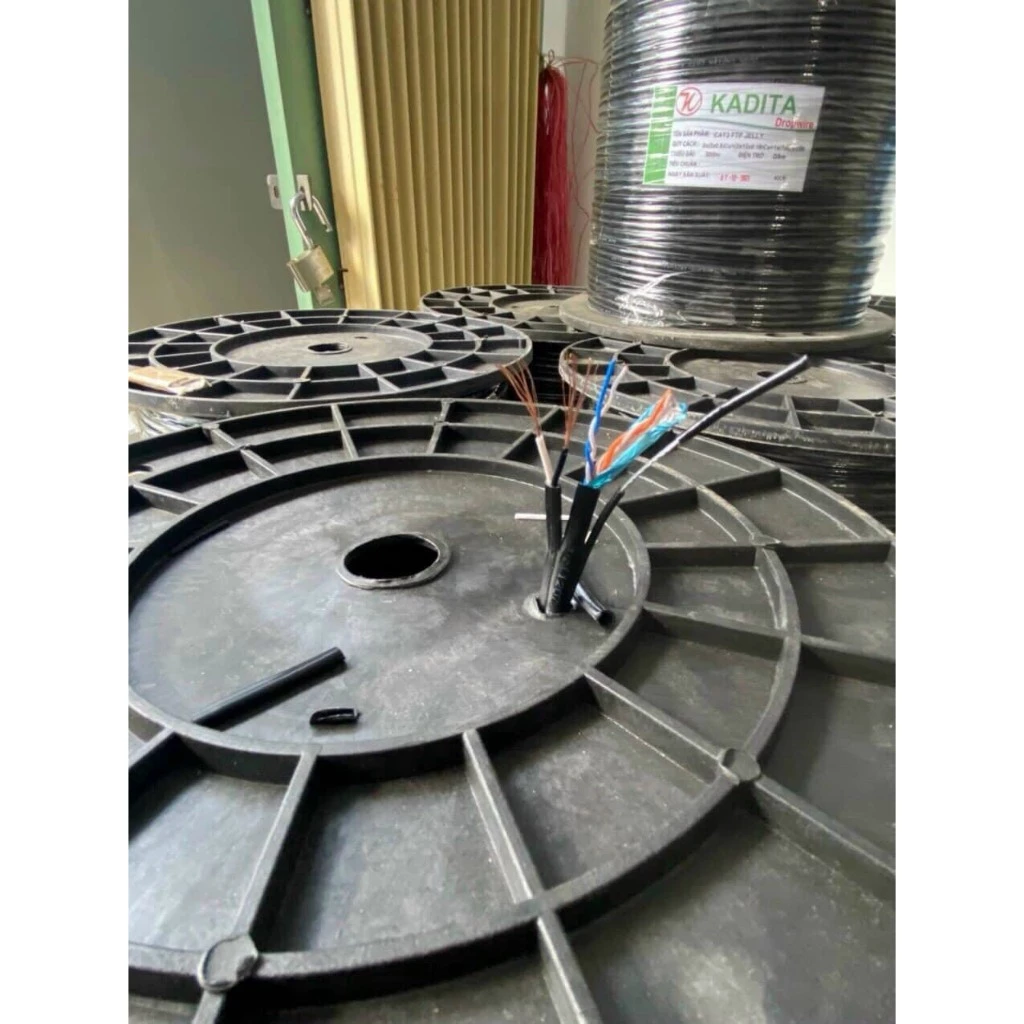 Cuộn 300m Cáp mạng ngoài trời 4 lõi đồng liền nguồn Cat3 FTP Kadita có dầu Jelly chống ẩm và cáp gia cường treo dây