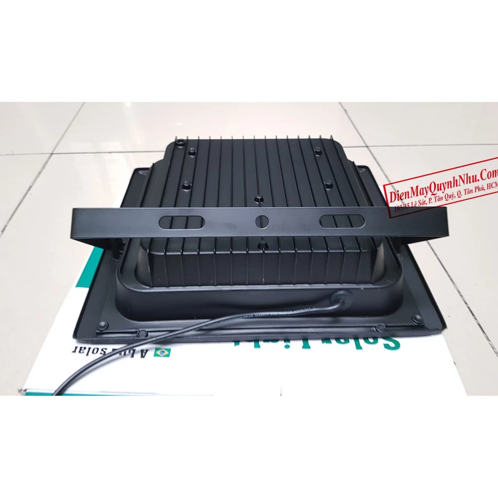 Đèn led pha năng lượng mặt trời 100W chống nước IP67 thương hiệu bồ câu