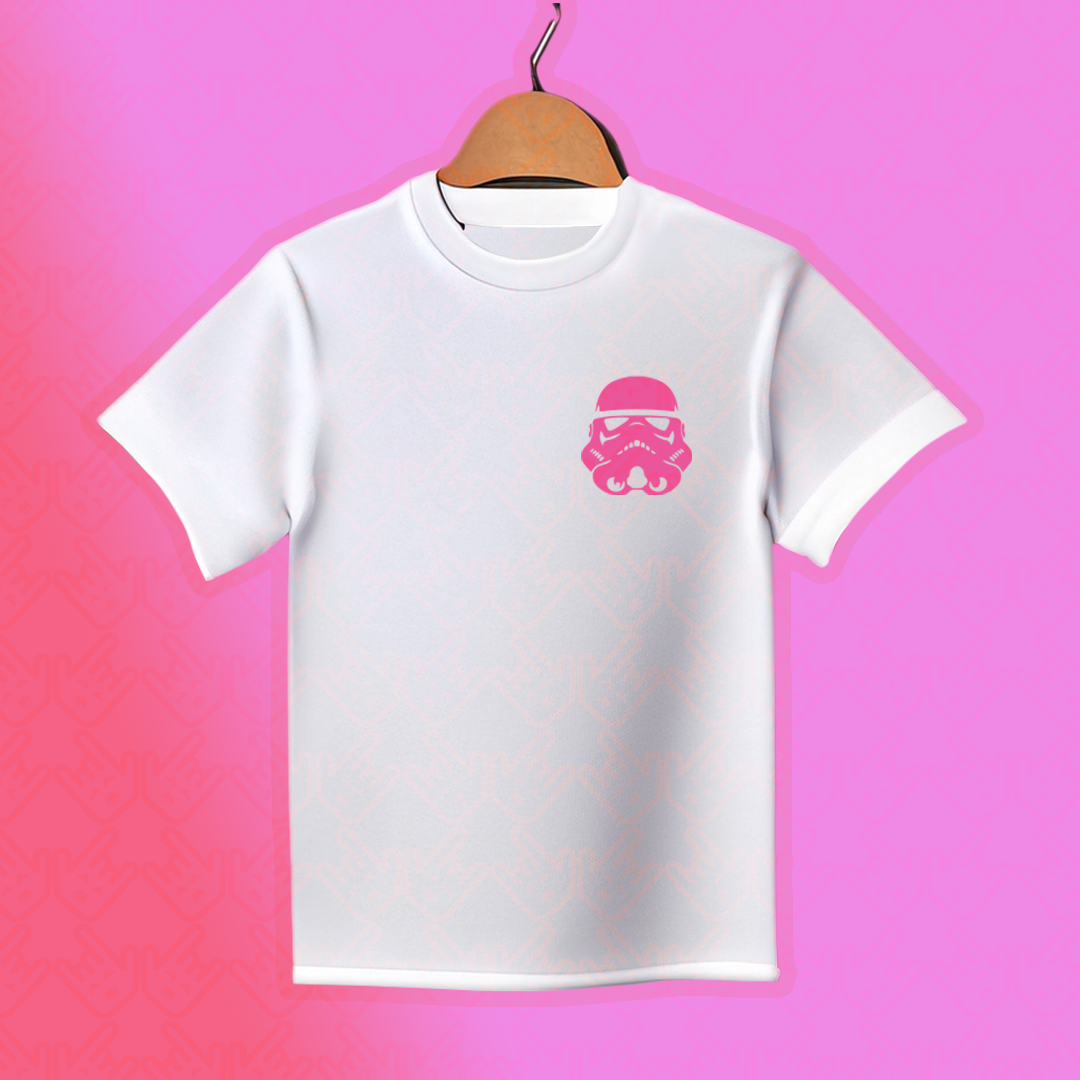 Camiseta blanca con diseño rosa