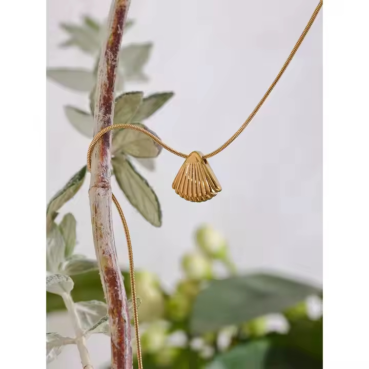 Colar Pingente concha minimalista - Dourado