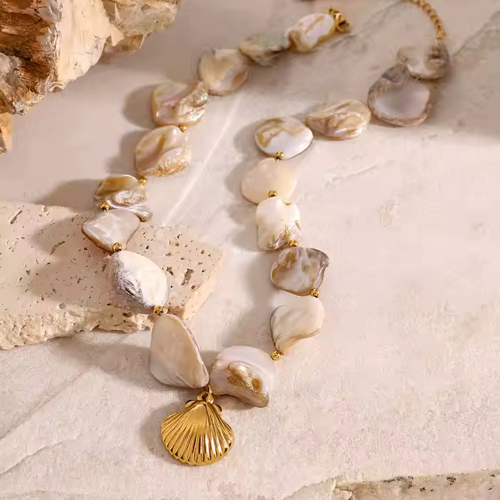 Colar chunky concha natural - Dourado